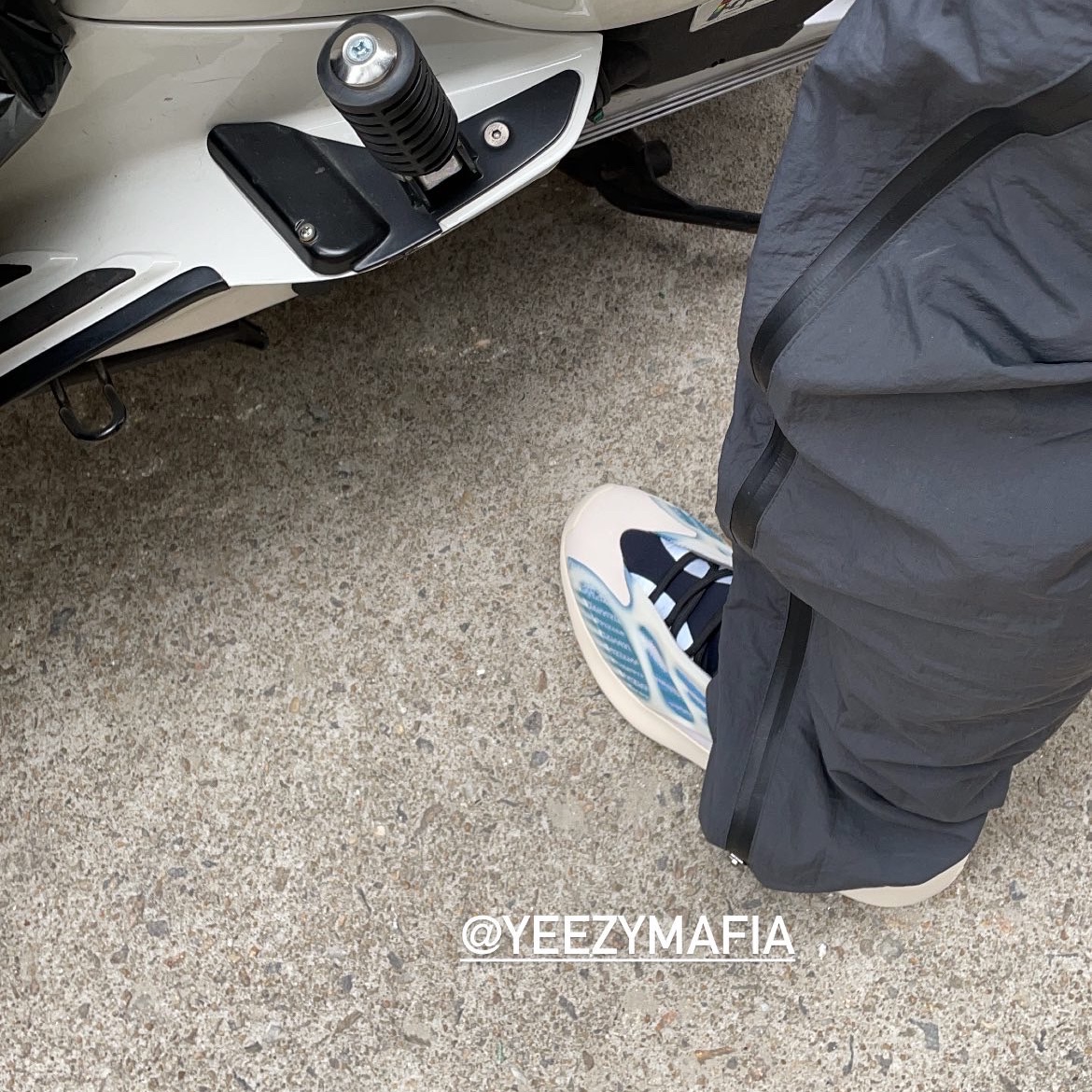Adidas Yeezy 700 V3 Kyanite 착용 스타일