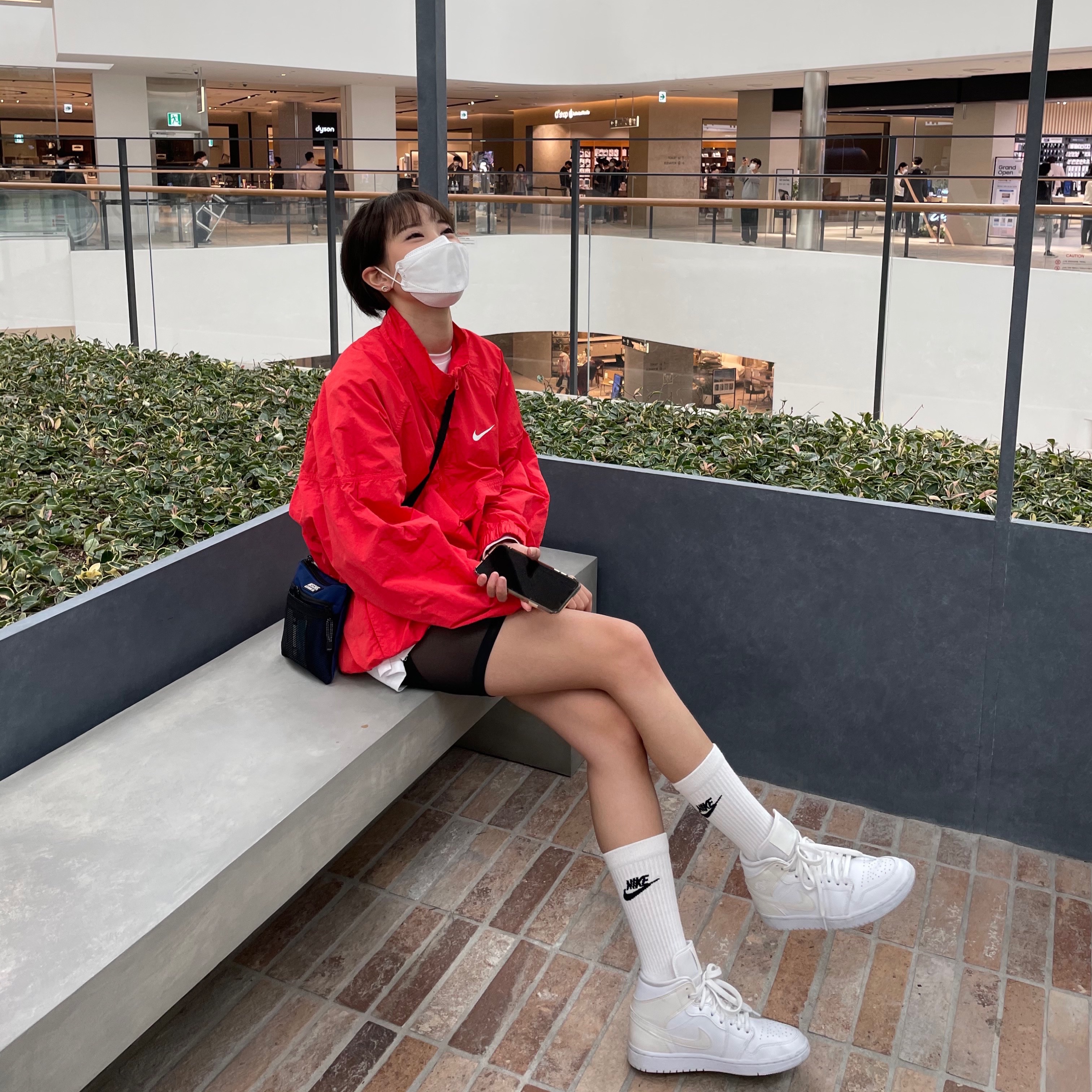 Nike x Stussy Windrunner Jacket Habanero Red, (W) Jordan 1 Mid White Ivory 착용 스타일 - 1