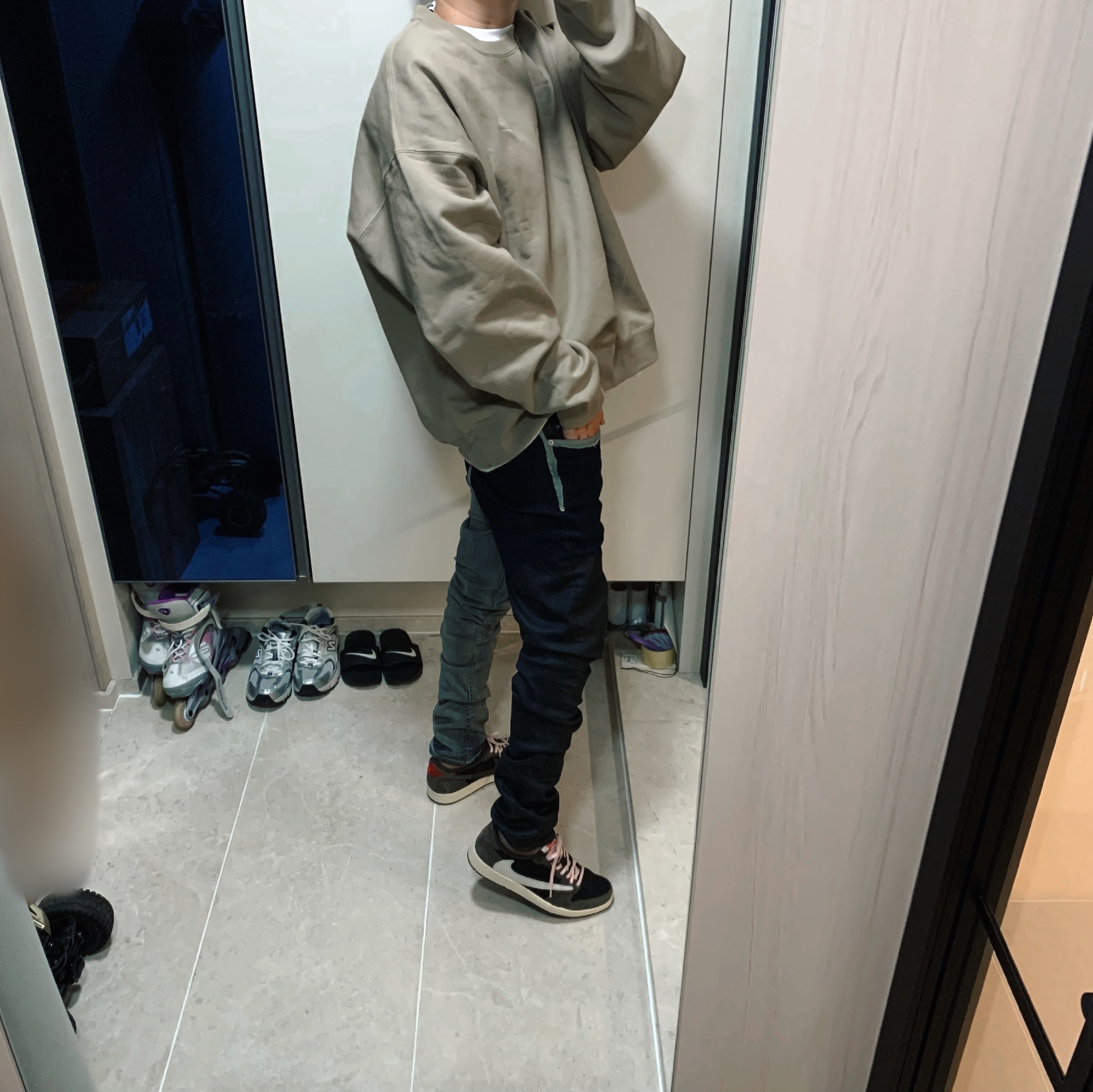 Jordan 1 x Travis Scott Retro Low OG SP Mocha, Nike NRG Solo Swoosh Crew Fleece Khaki - US/EU 착용 스타일 - 1