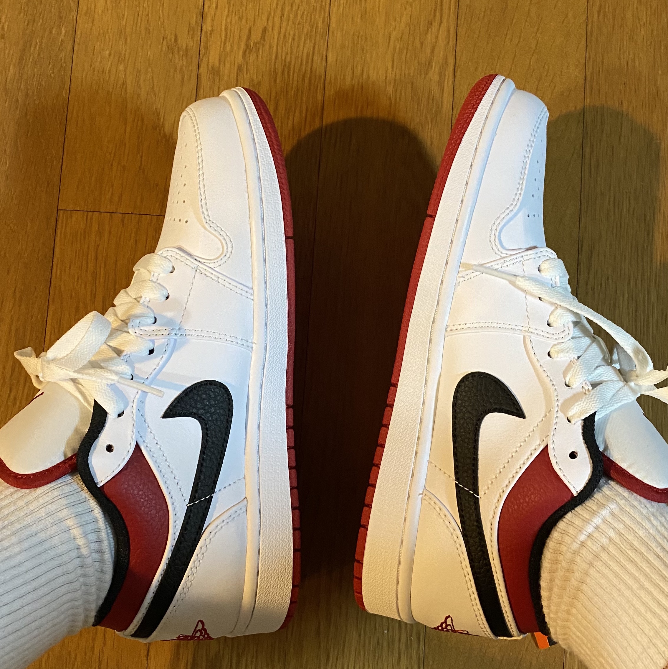 Jordan 1 Low White Red Black 착용 스타일 - 2