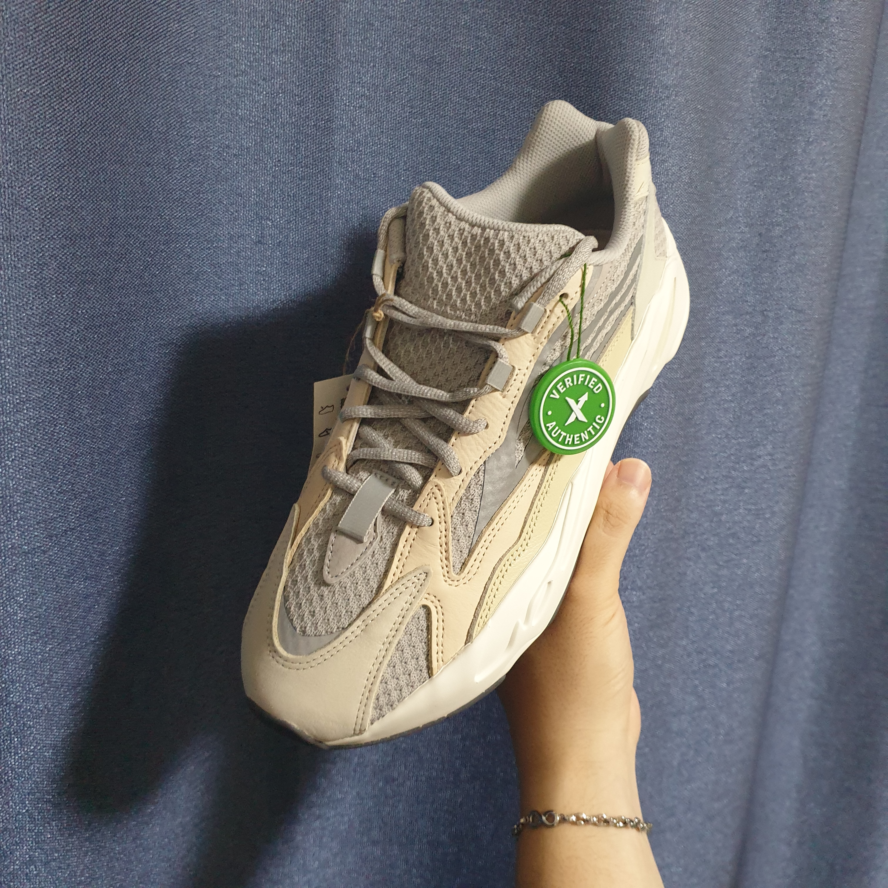 Adidas Yeezy Boost 700 V2 Cream 착용 스타일 - 1