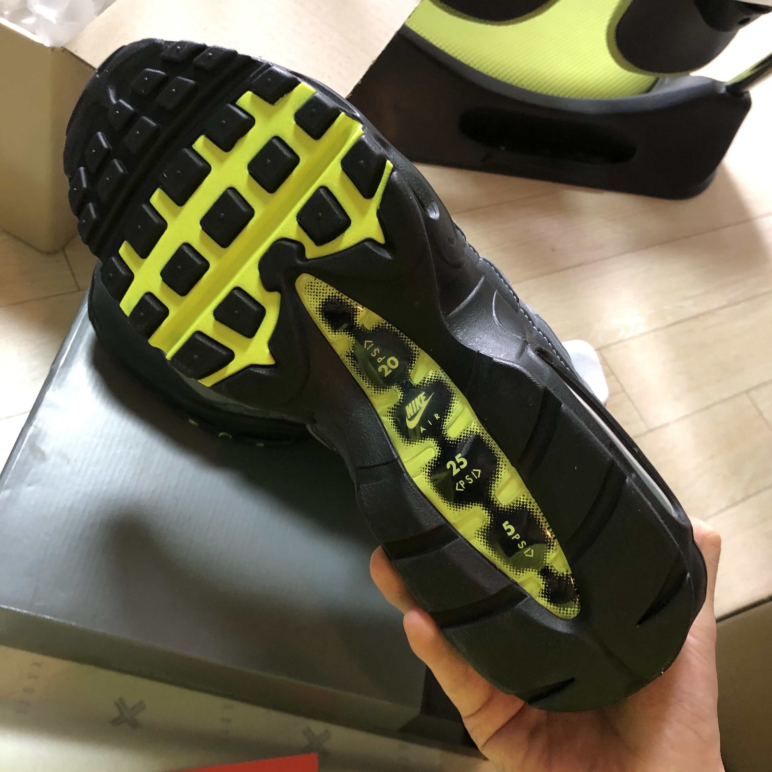 Nike Air Max 95 OG Neon Yellow 2020 착용 스타일 - 3