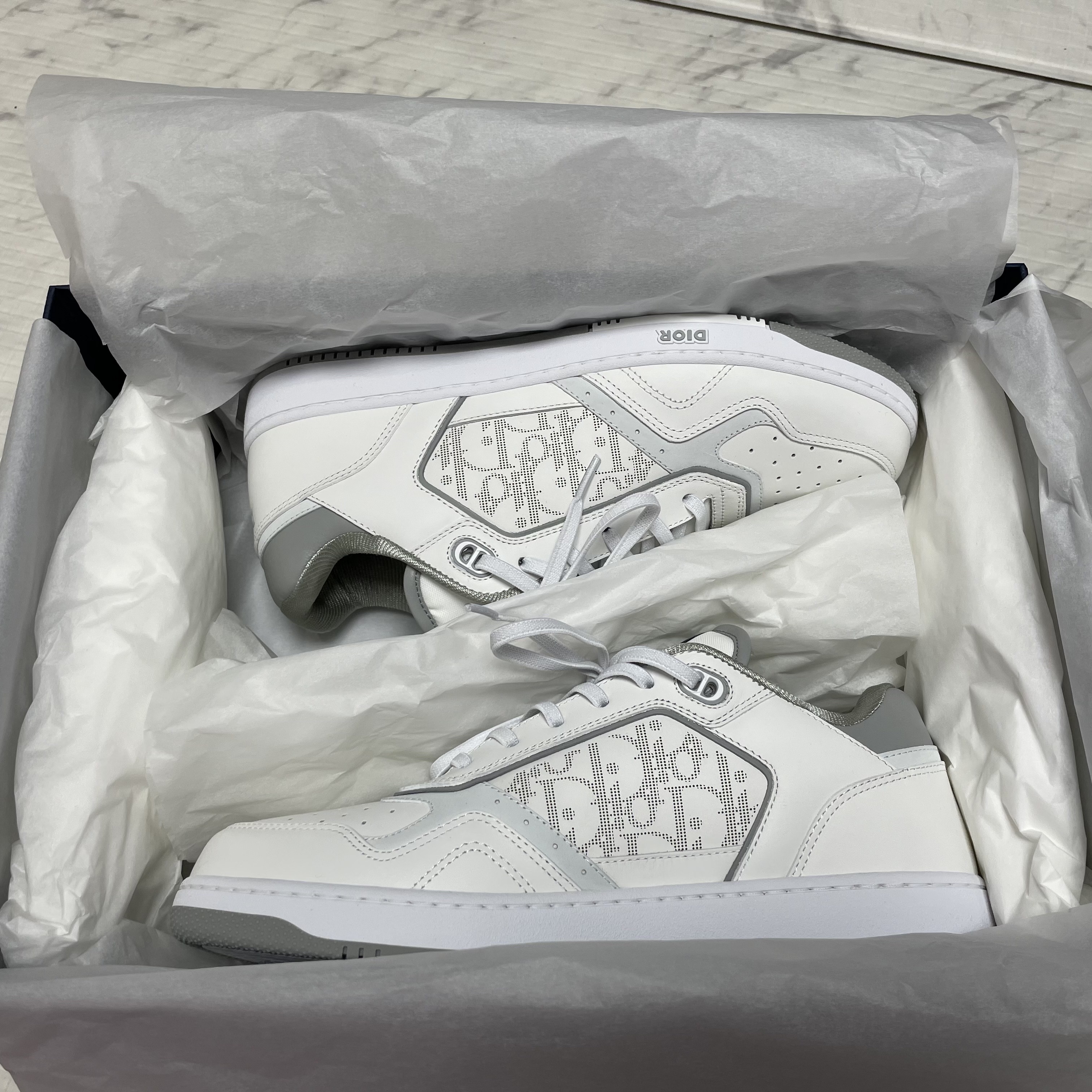 Dior B27 Low-Top Sneakers White Grey 착용 스타일 - 3