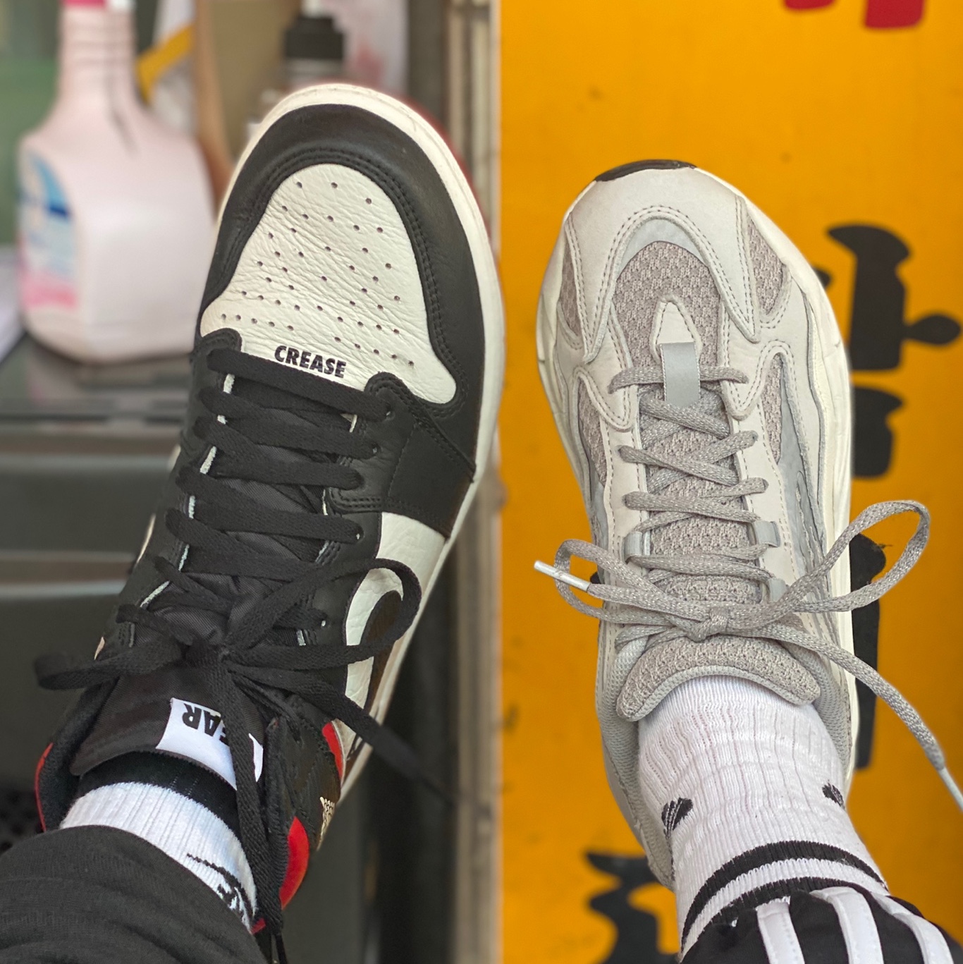 Jordan 1 Retro High Not for Resale Varsity Red, Adidas Yeezy Boost 700 V2 Static 2018 착용 스타일