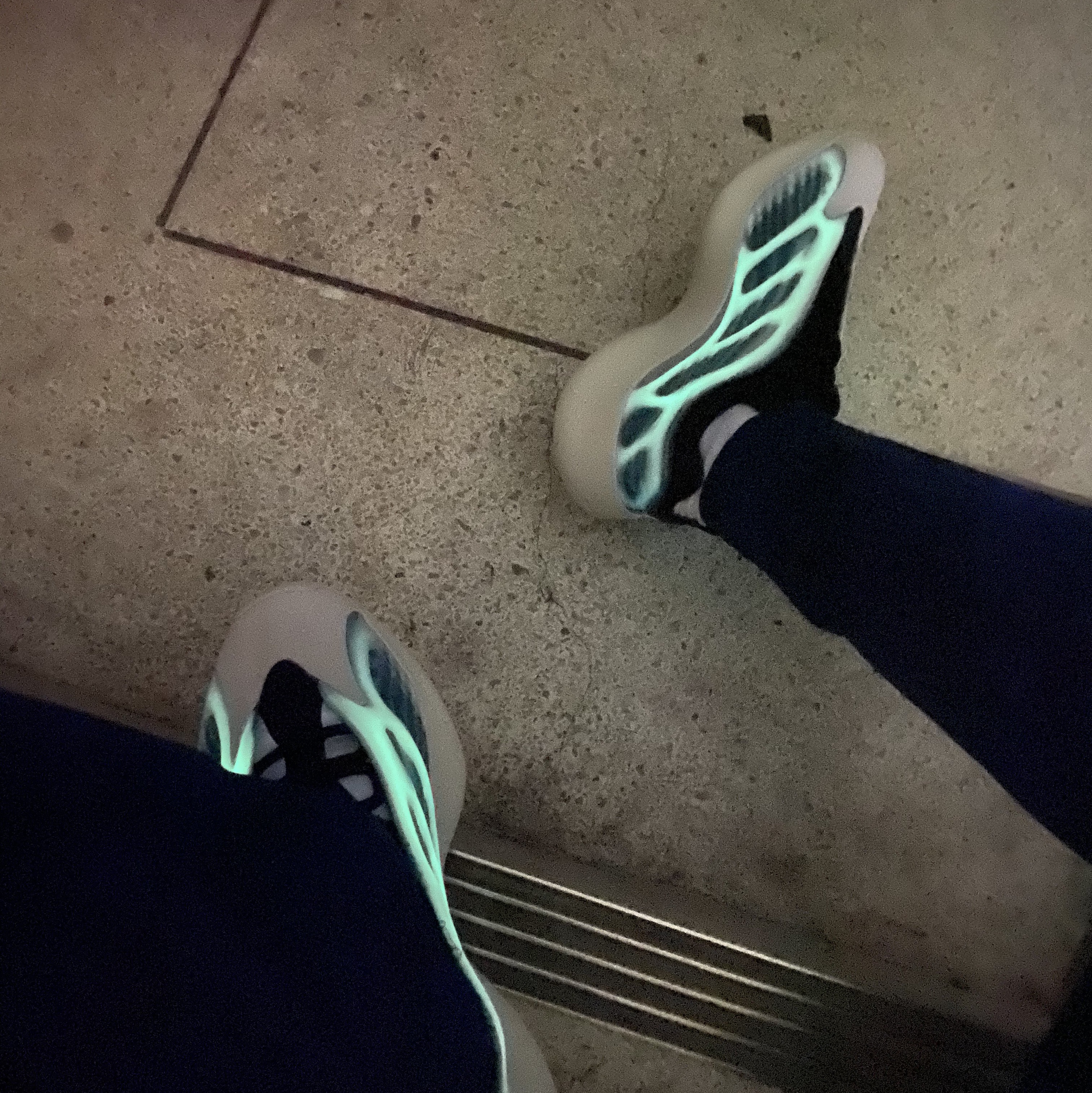 Adidas Yeezy 700 V3 Kyanite 착용 스타일
