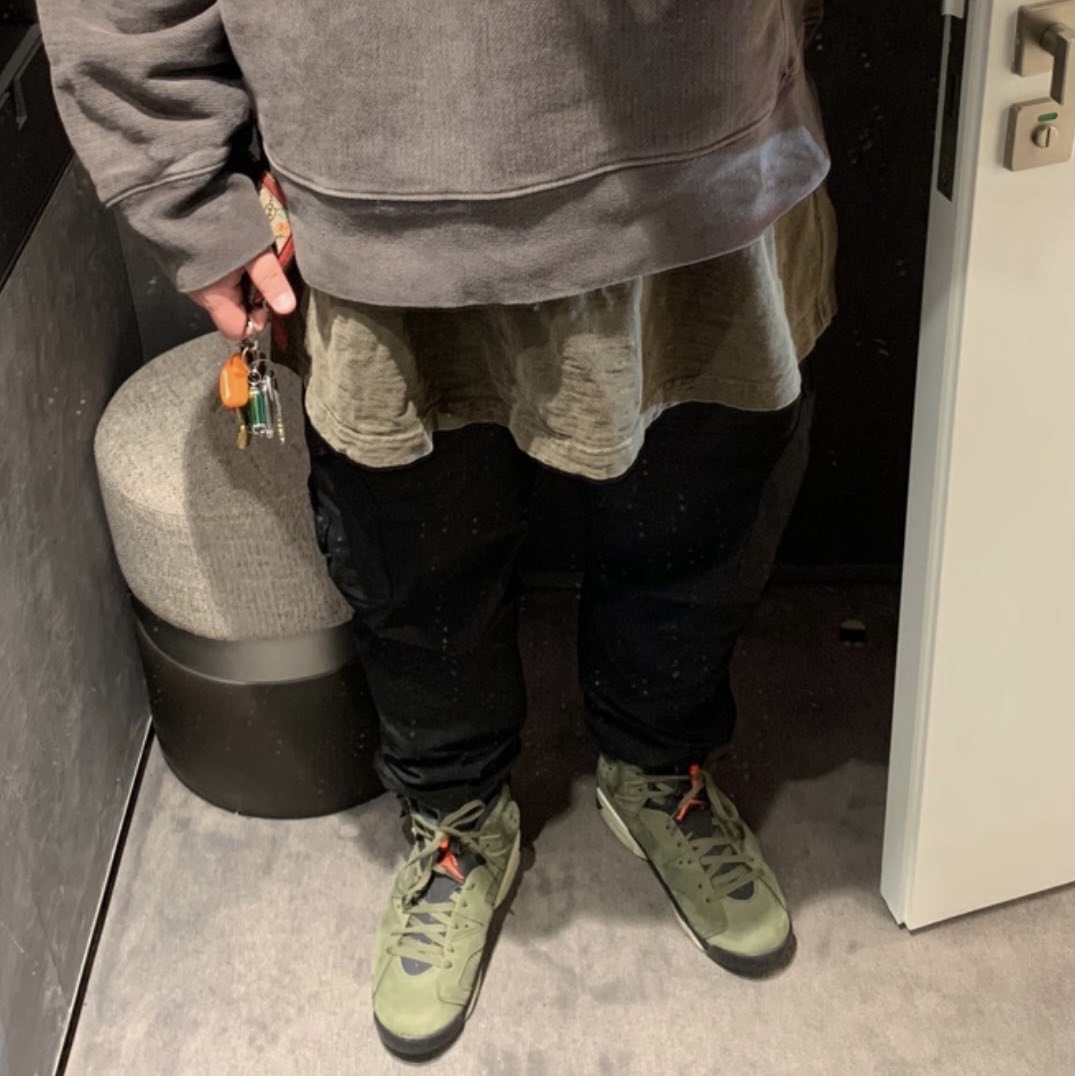 Jordan 6 x Travis Scott Retro Olive 착용 스타일