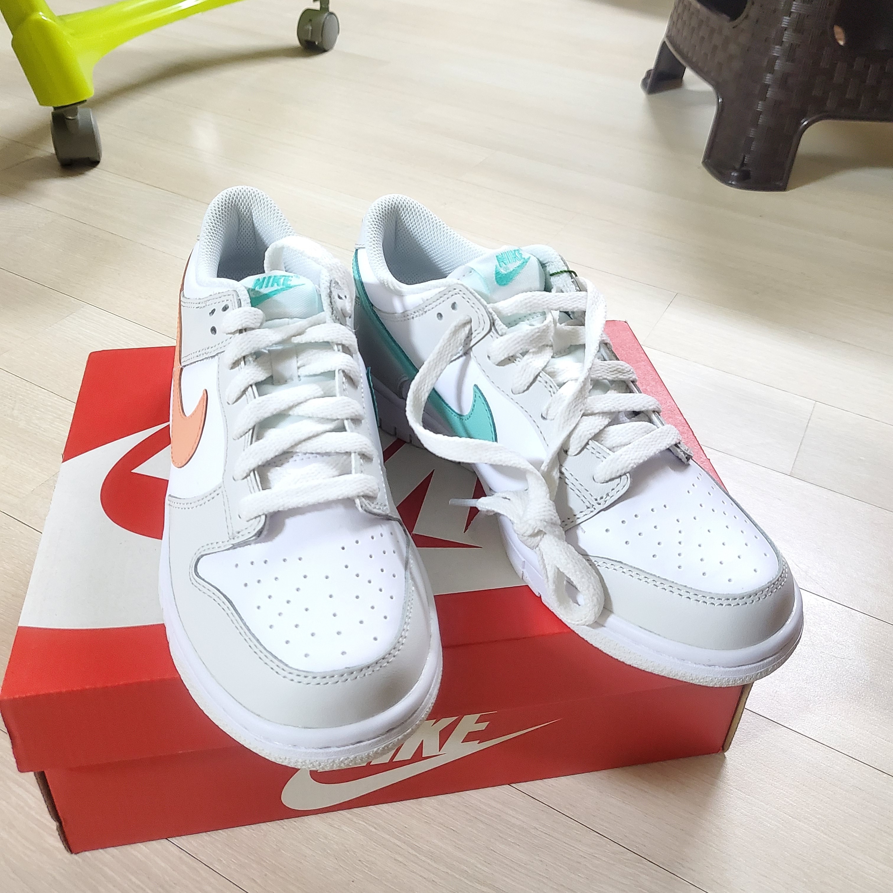 (GS) Nike Dunk Low White Bone Peach Aqua 착용 스타일 - 1