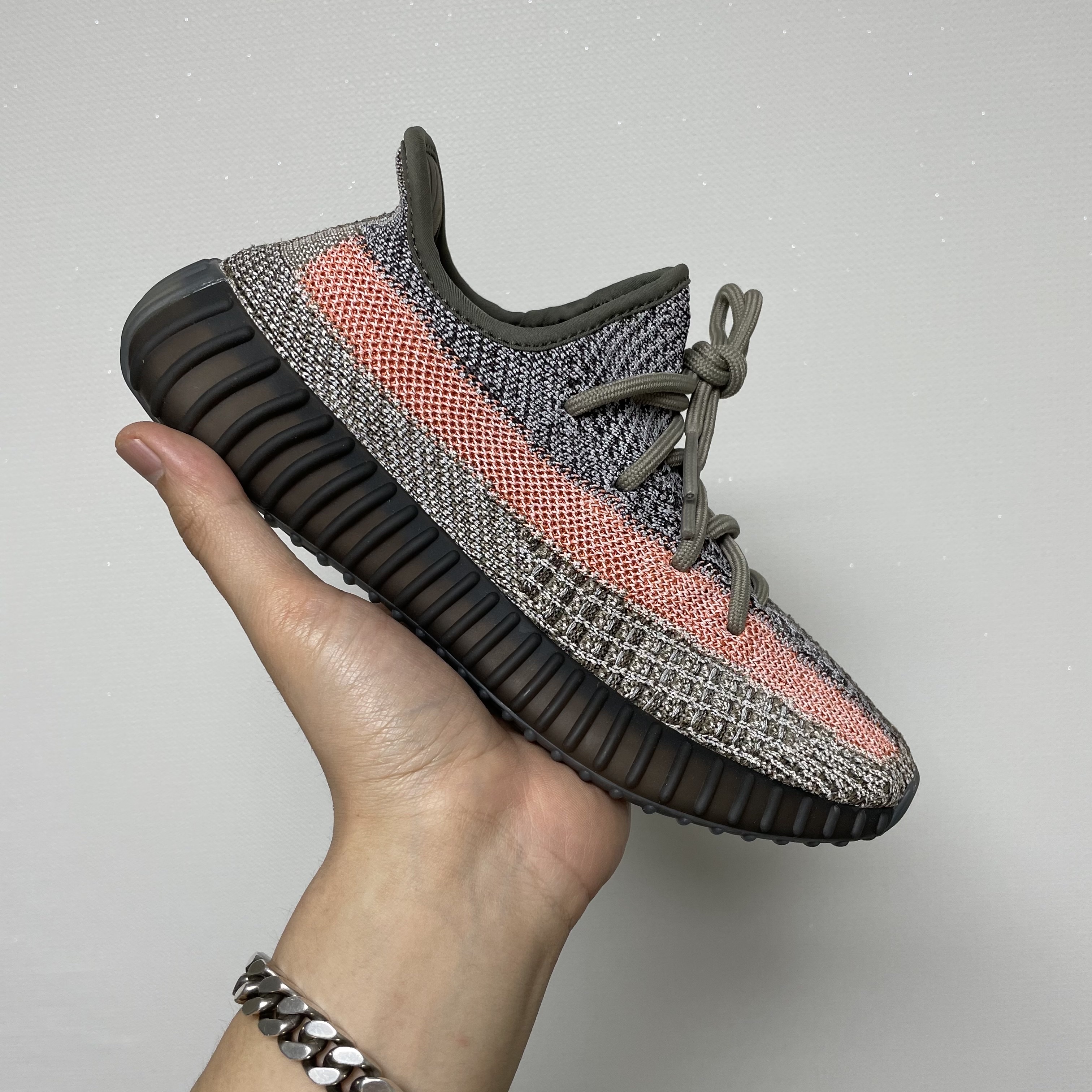 Adidas Yeezy Boost 350 V2 Ash Stone 착용 스타일