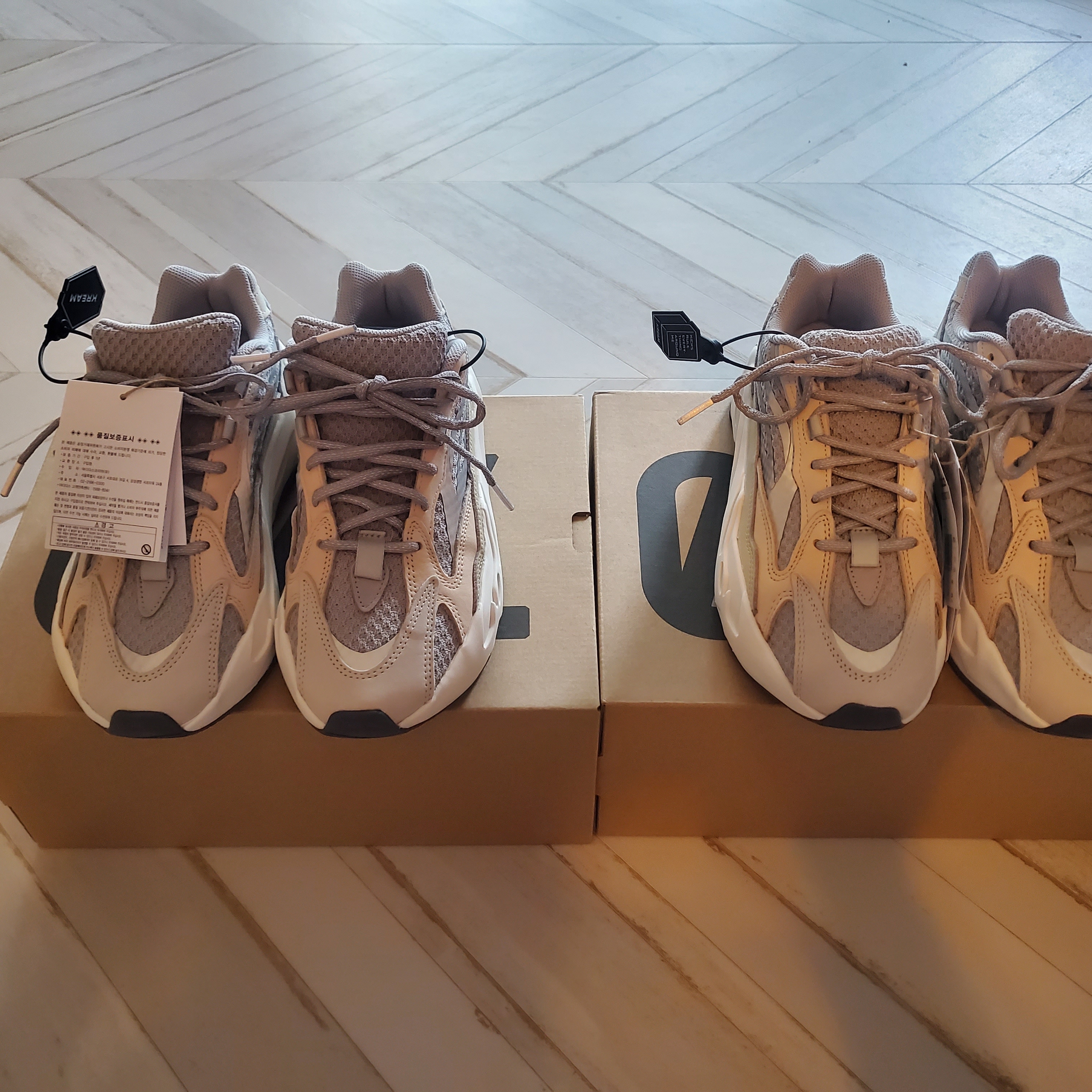 Adidas Yeezy Boost 700 V2 Cream 착용 스타일 - 2