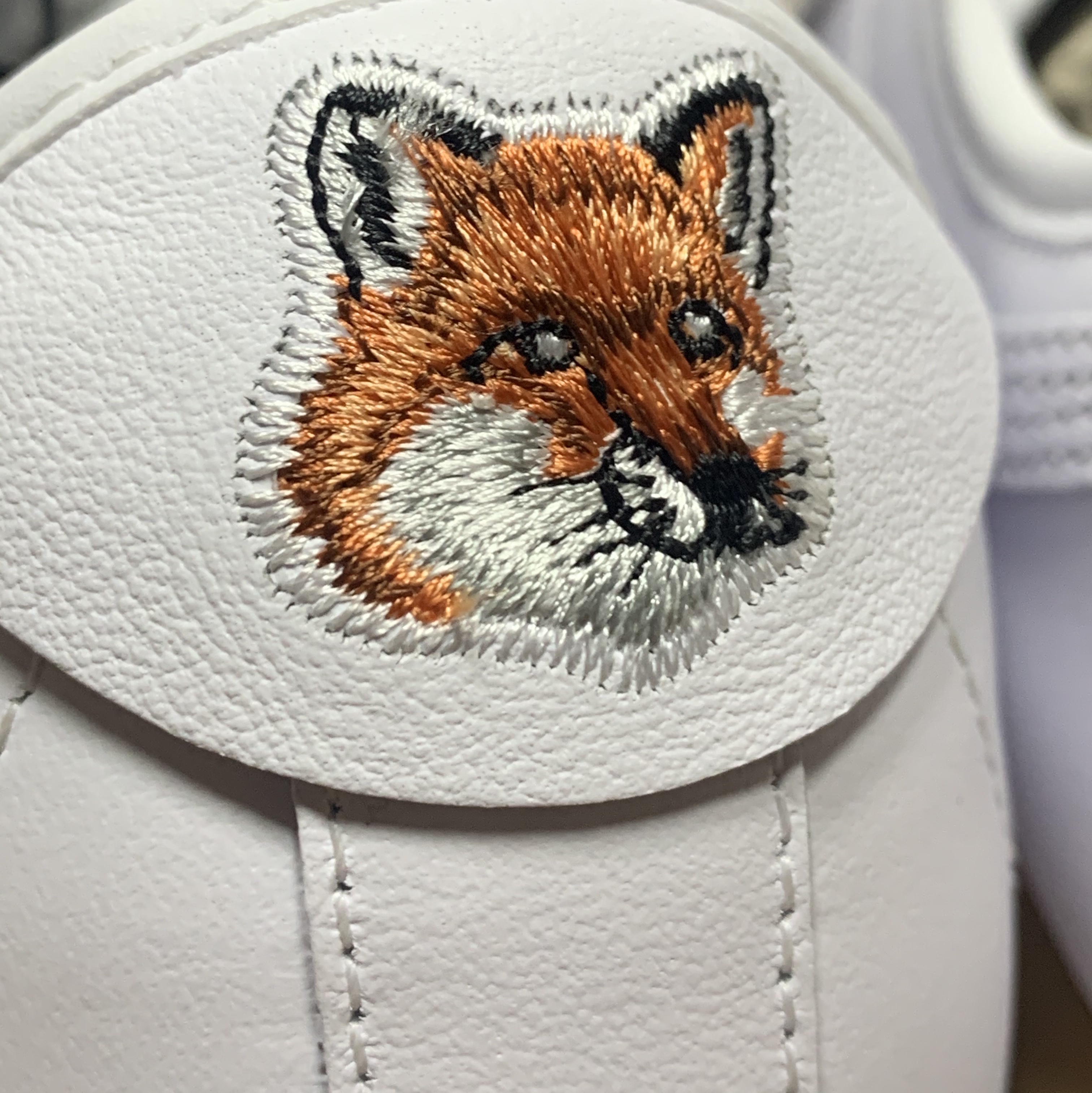 Maison Margiela Replica Paint Drop Sneakers, Puma x Maison Kitsune Roma White 착용 스타일 - 3