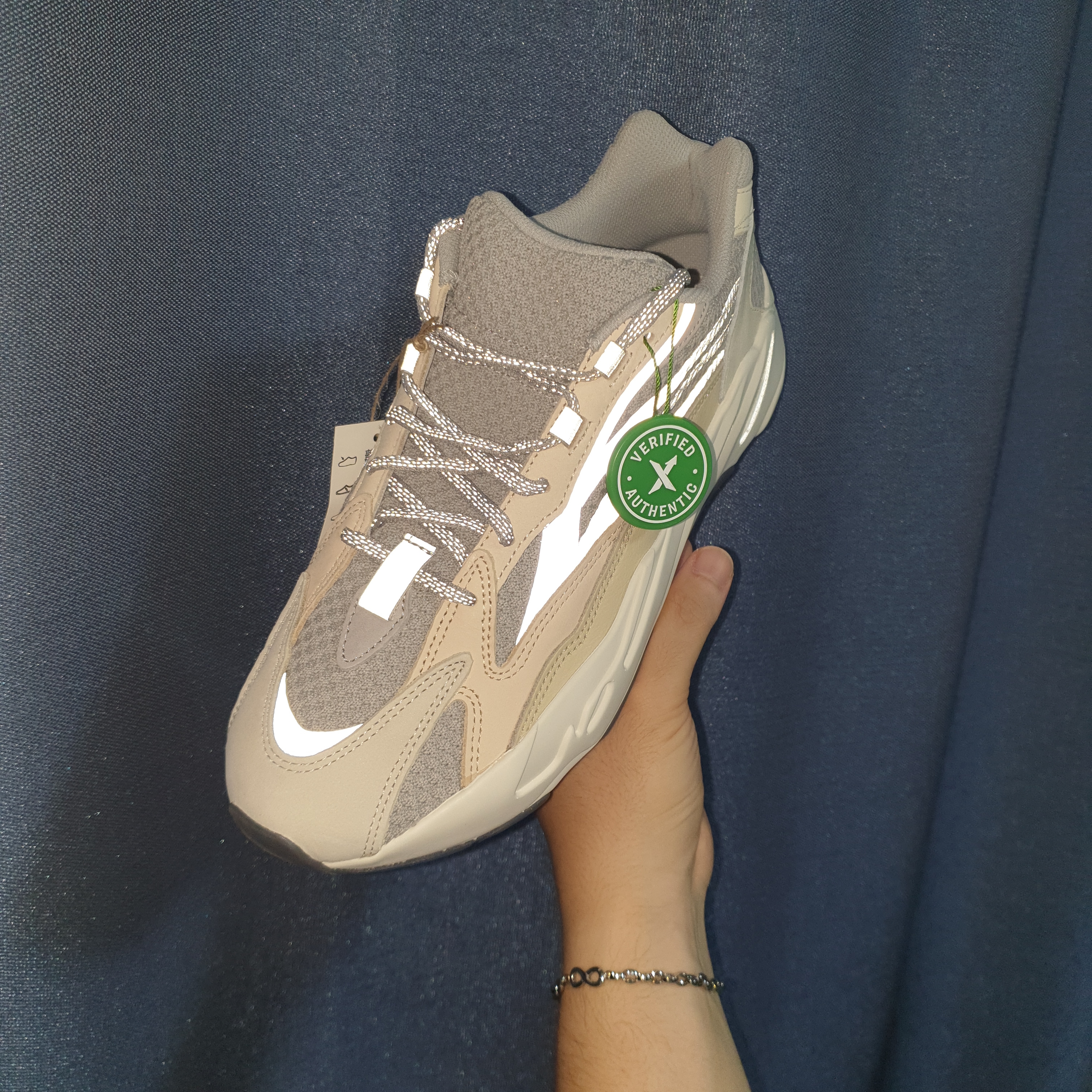 Adidas Yeezy Boost 700 V2 Cream 착용 스타일 - 2