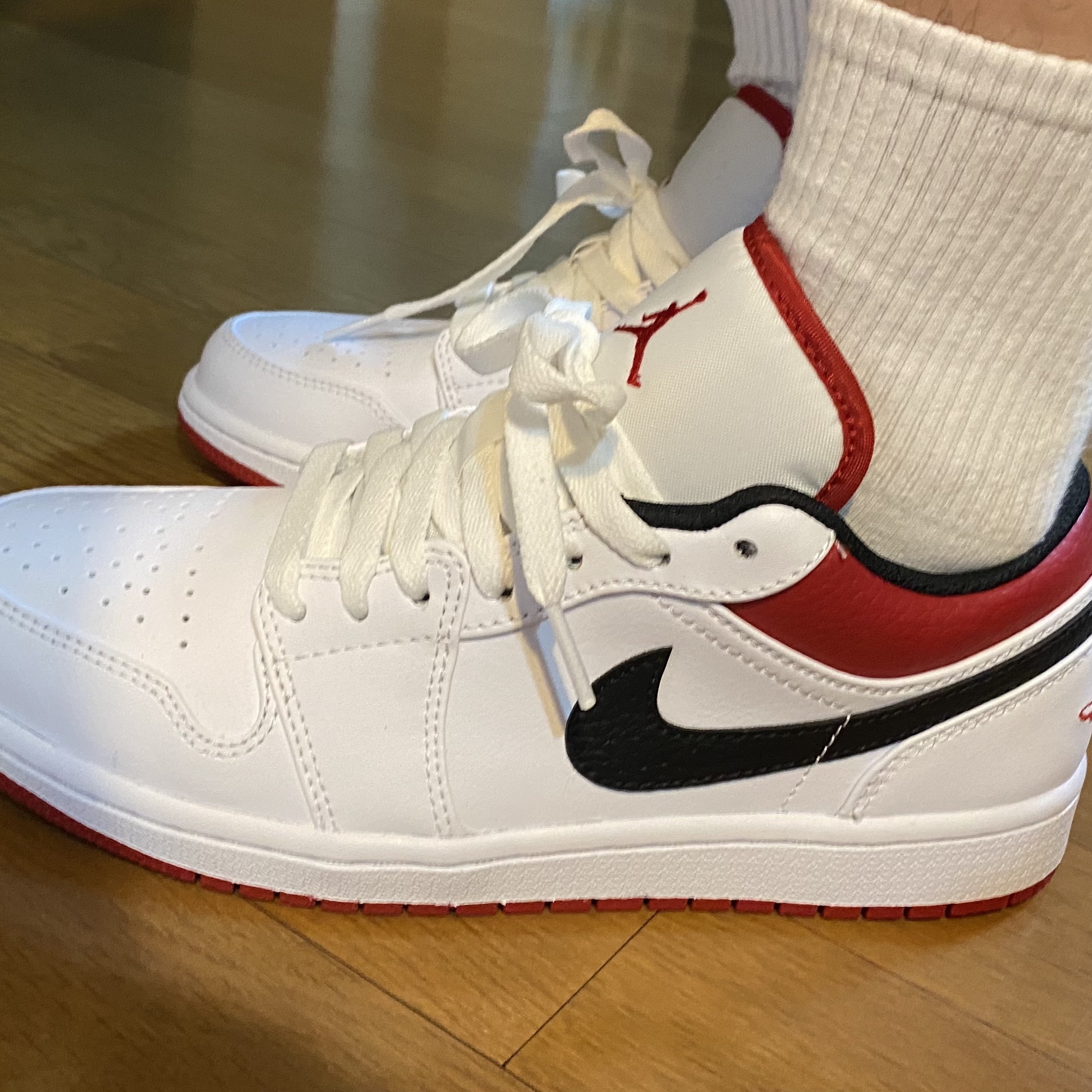 Jordan 1 Low White Red Black 착용 스타일 - 1