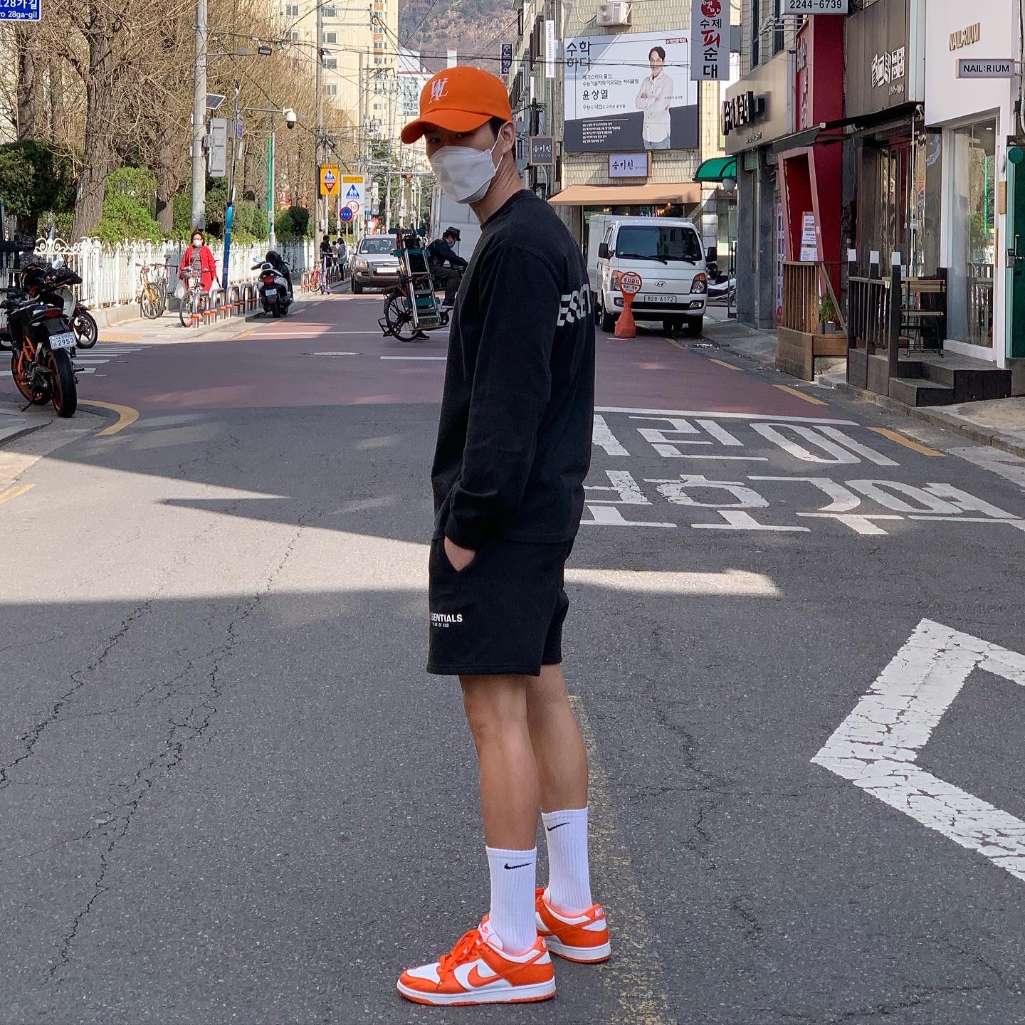 Nike Dunk Low SP Syracuse 2020, Essentials Sweatshorts Black 2020 착용 스타일 - 2