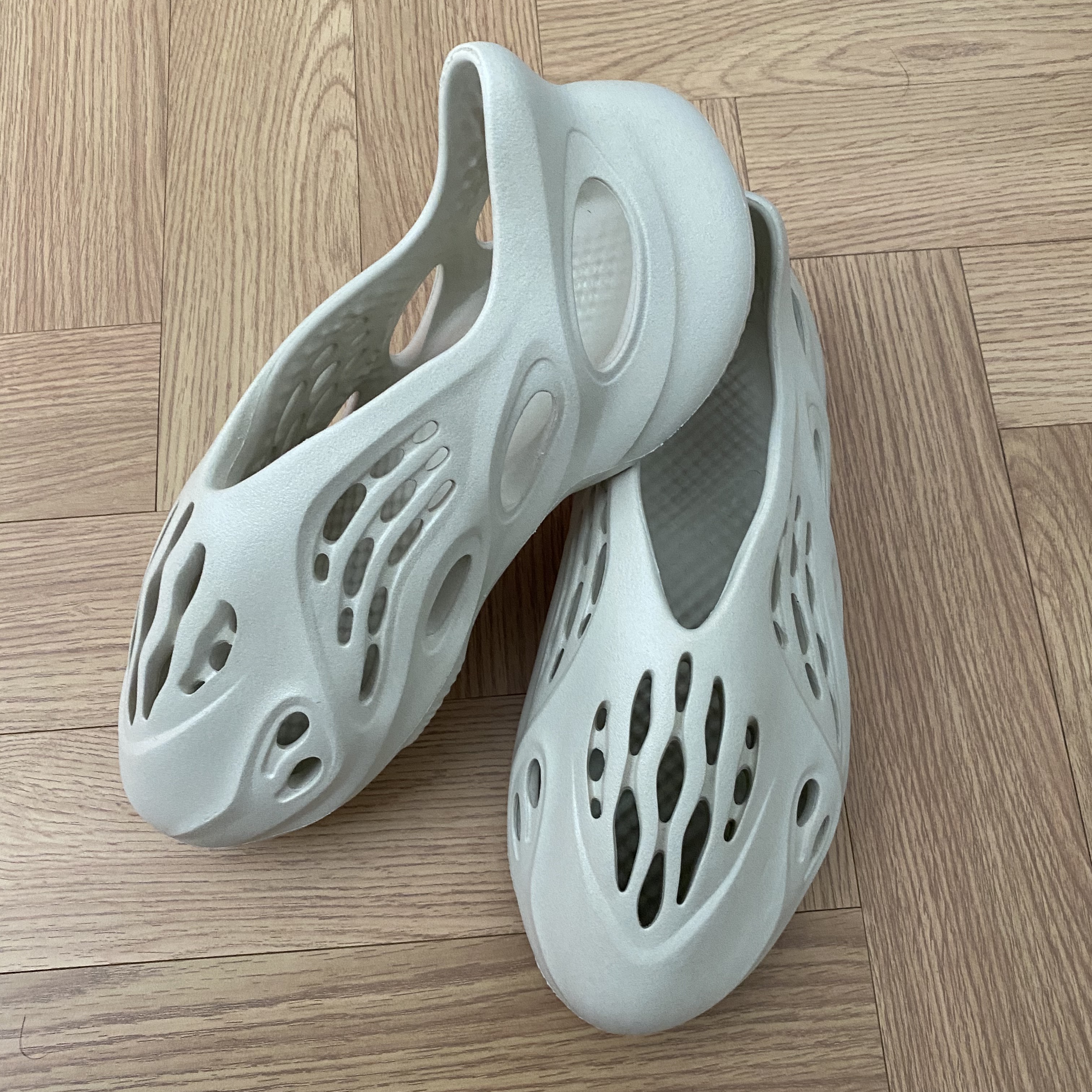 Adidas Yeezy Foam RNNR Sand 착용 스타일