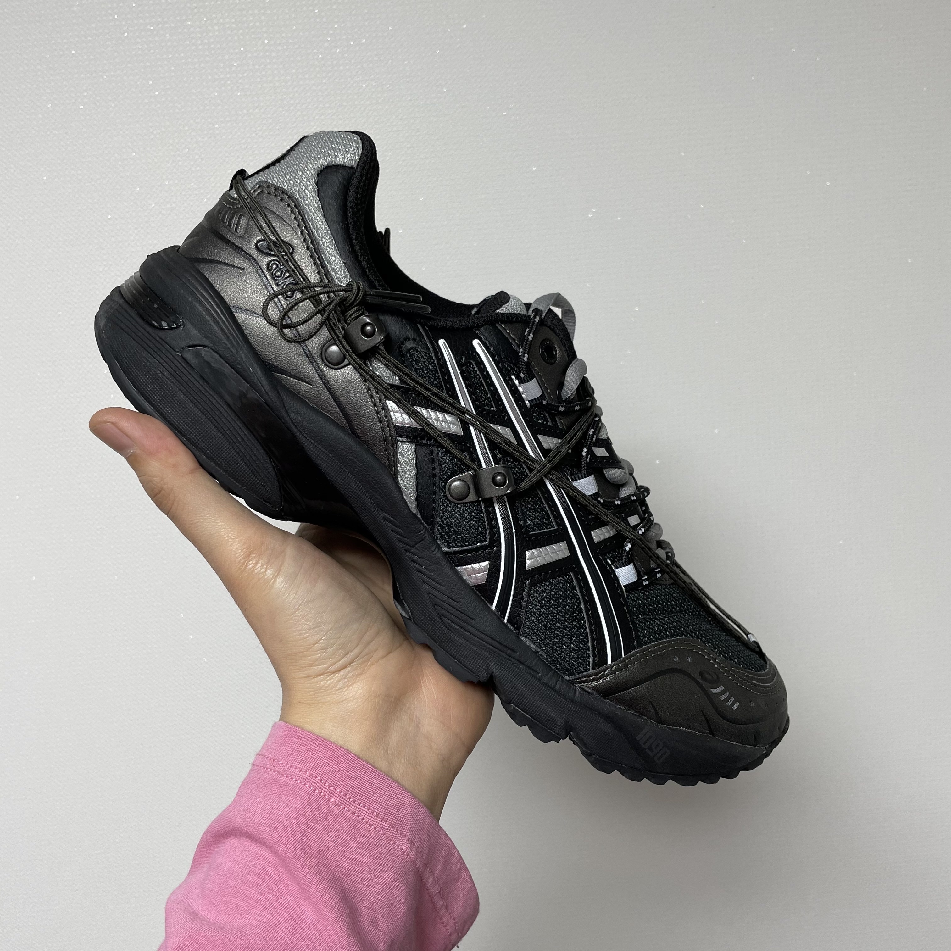 Asics x Andersson Bell Gel-1090 Black Silver 착용 스타일