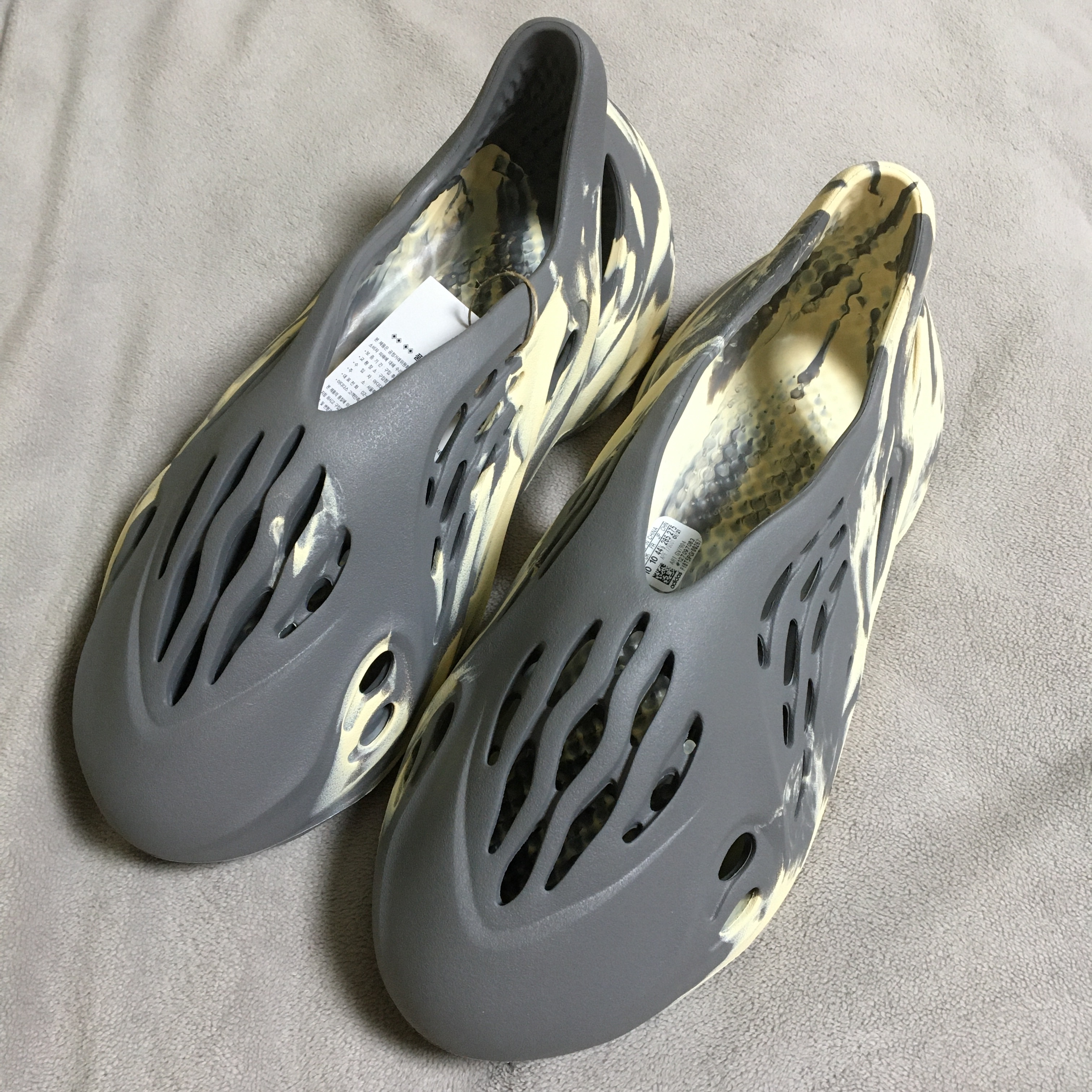 Adidas Yeezy Foam RNNR MXT Moon Gray 착용 스타일 - 2