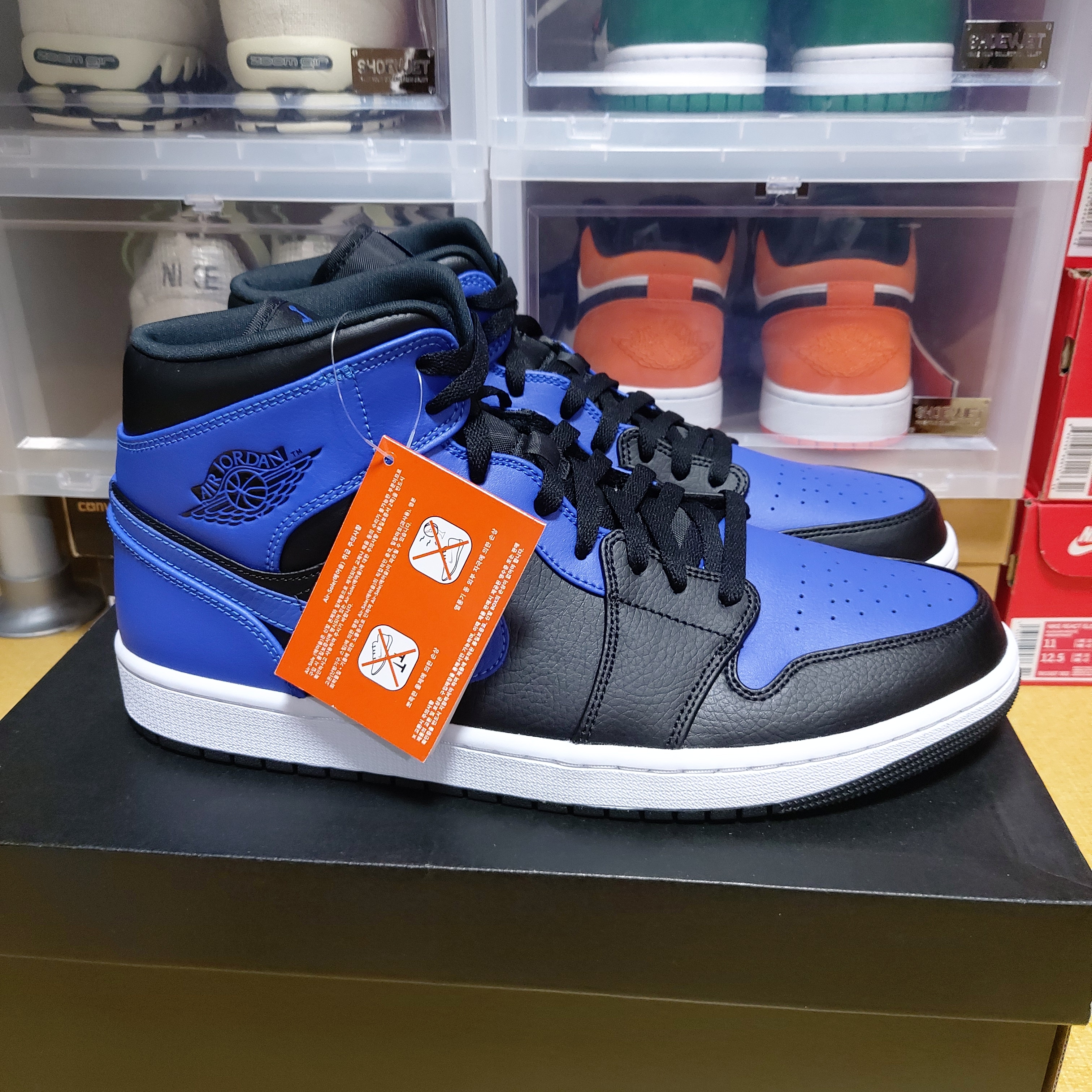 Jordan 1 Mid Black Hyper Royal 착용 스타일