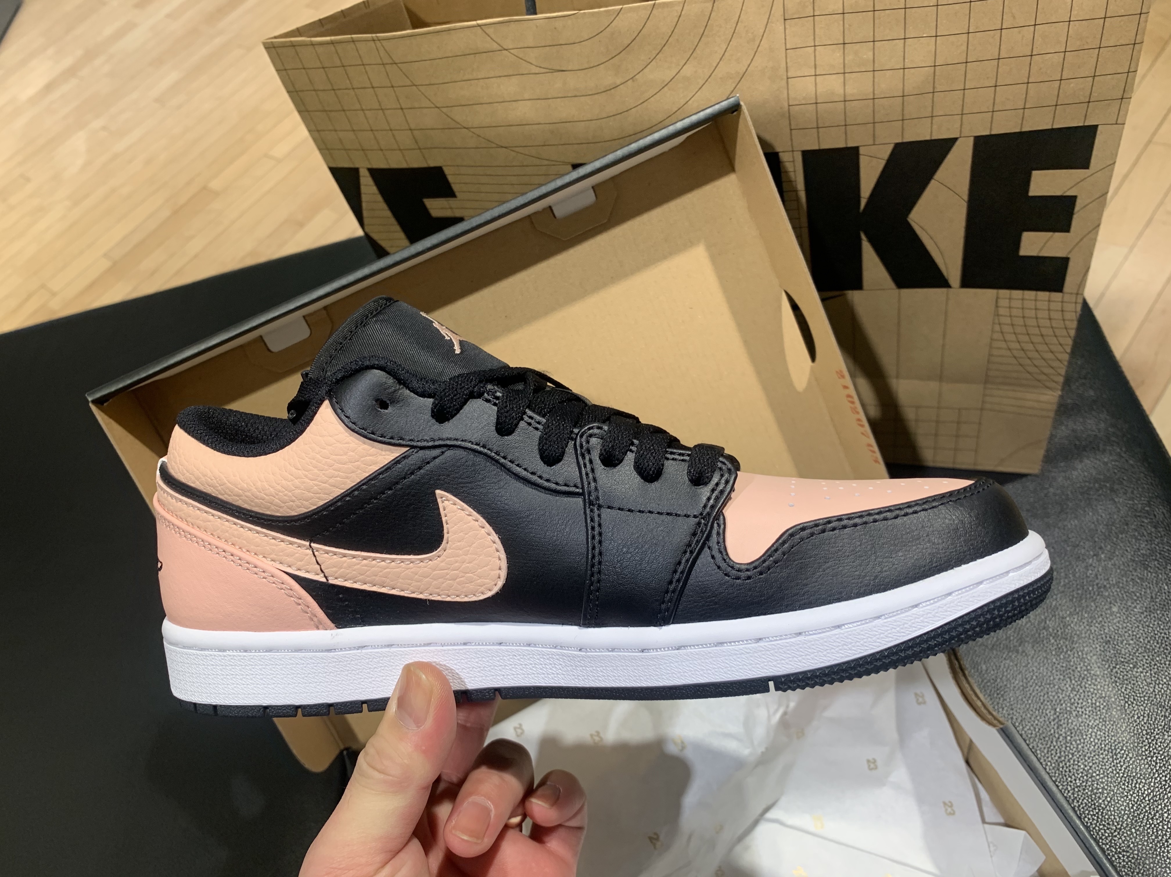 Jordan 1 Low Crimson Tint 착용 스타일 - 1