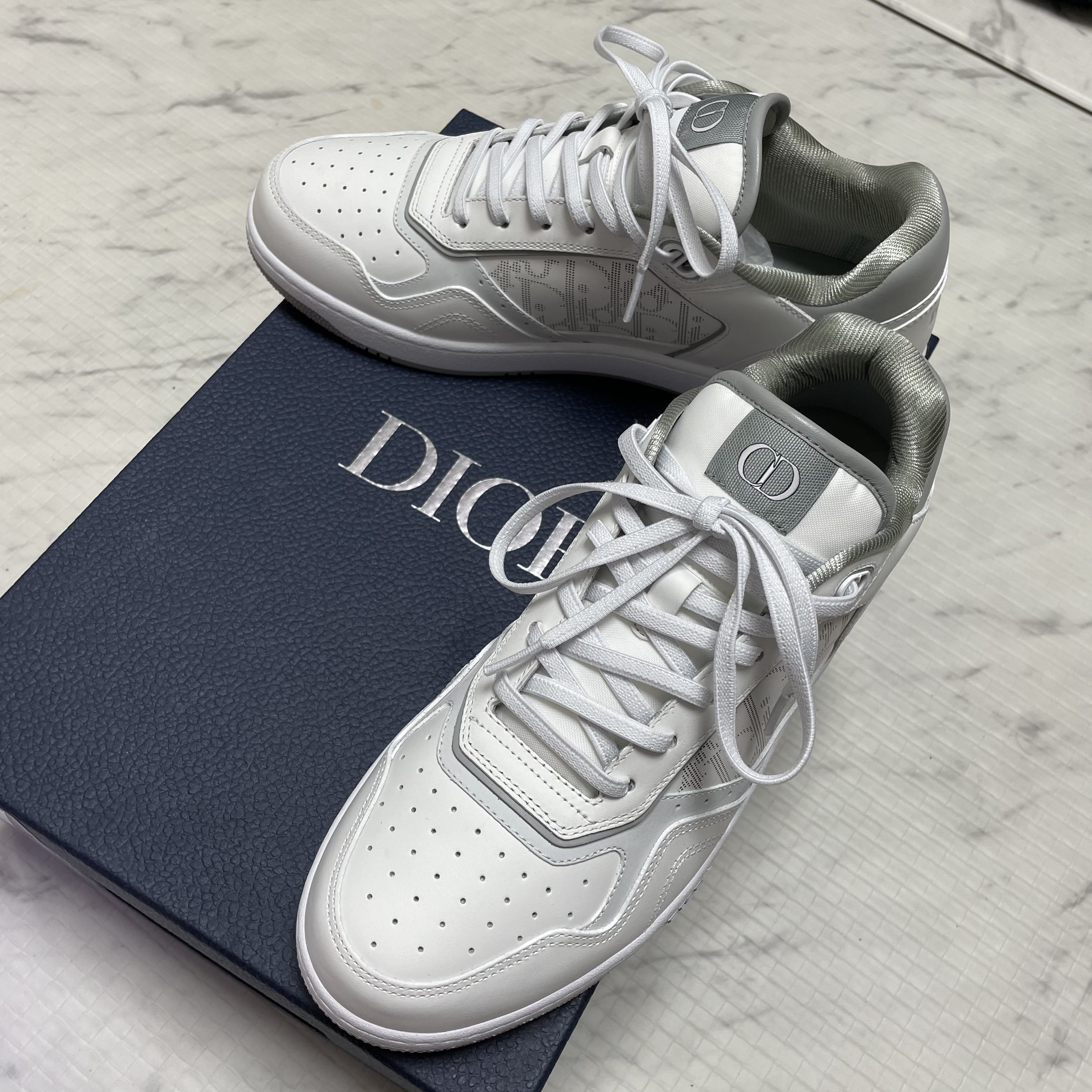 Dior B27 Low-Top Sneakers White Grey 착용 스타일 - 2