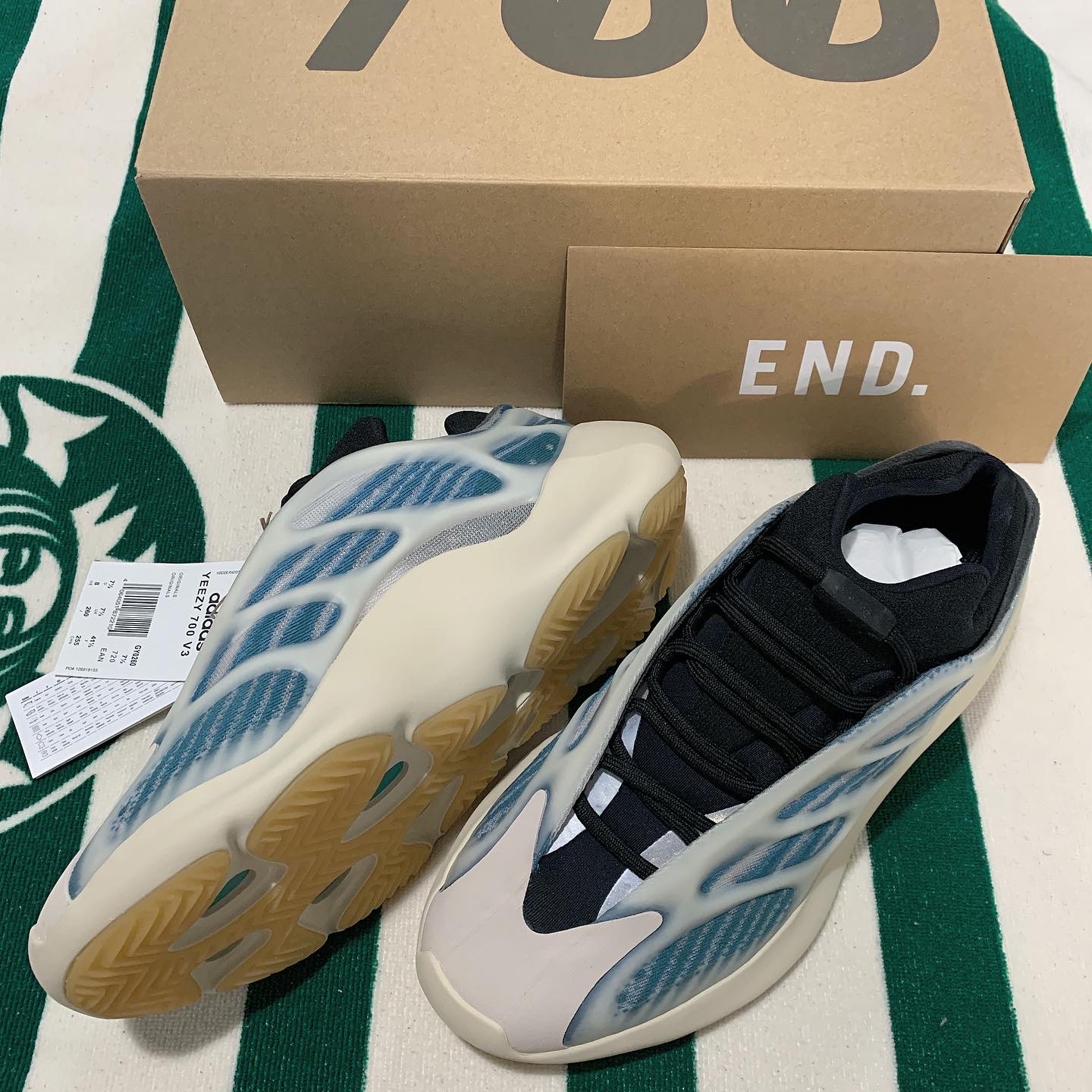 Adidas Yeezy 700 V3 Kyanite 착용 스타일 - 2