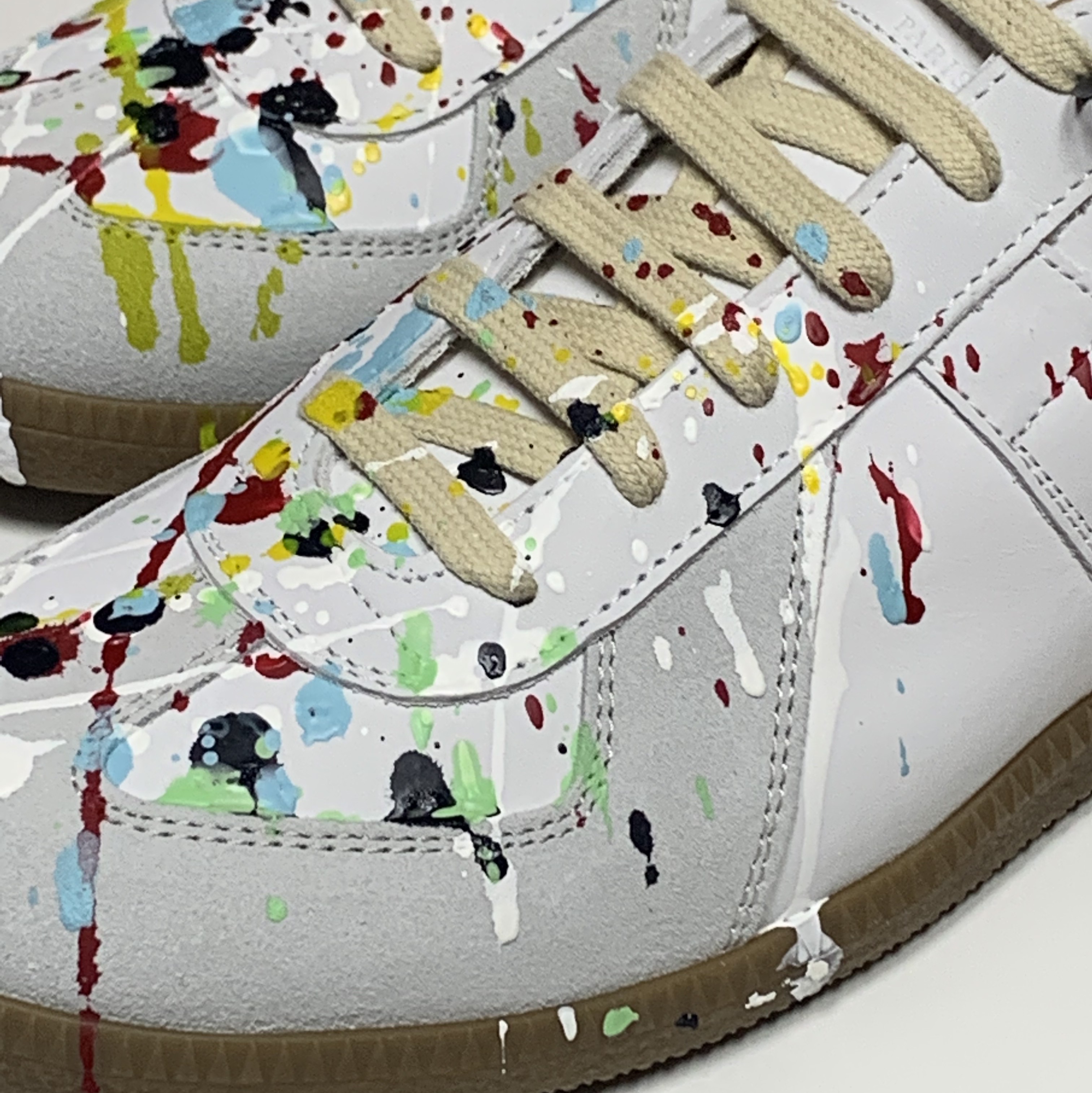 Maison Margiela Replica Paint Drop Sneakers, Puma x Maison Kitsune Roma White 착용 스타일 - 4