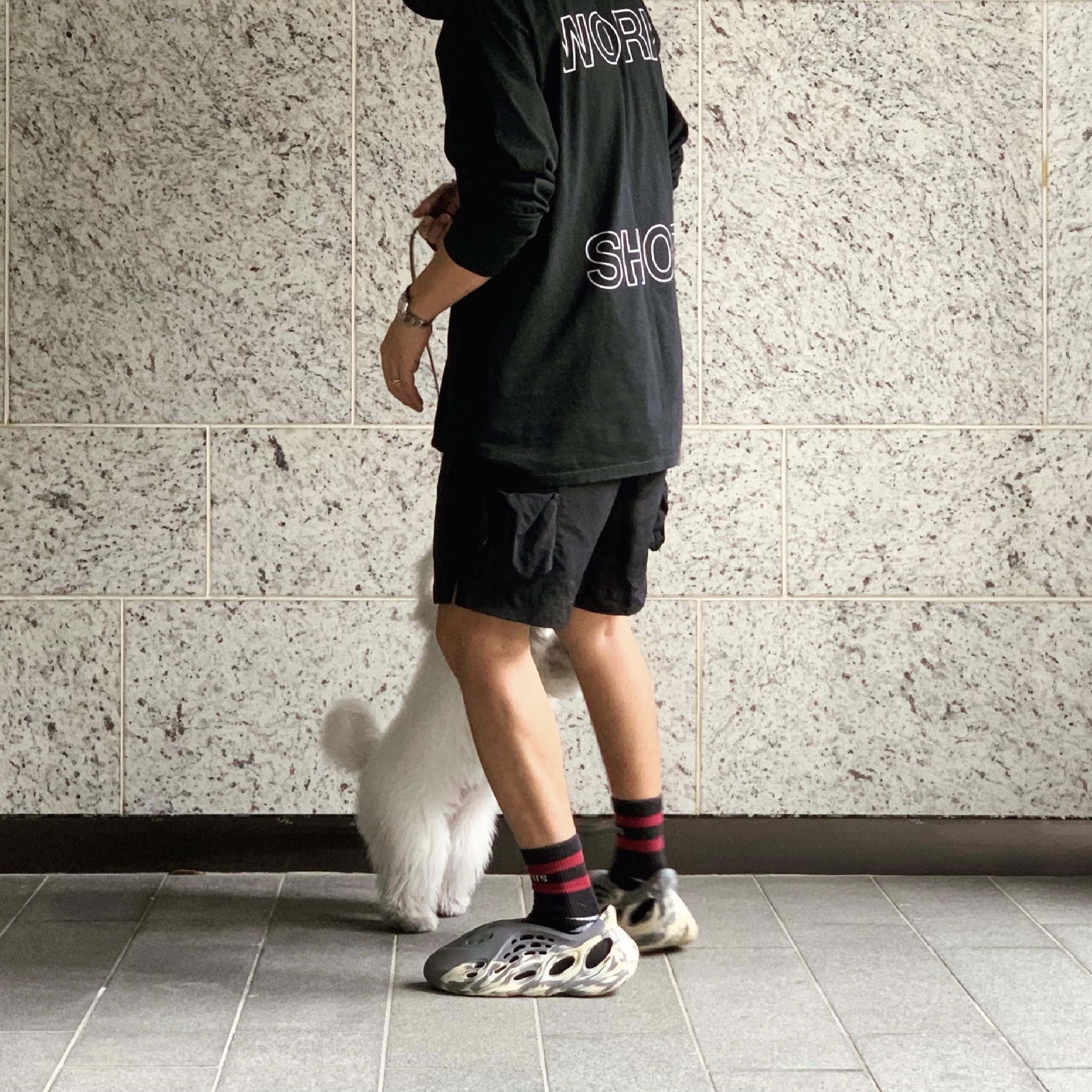 Adidas Yeezy Foam RNNR MXT Moon Gray 착용 스타일 - 1
