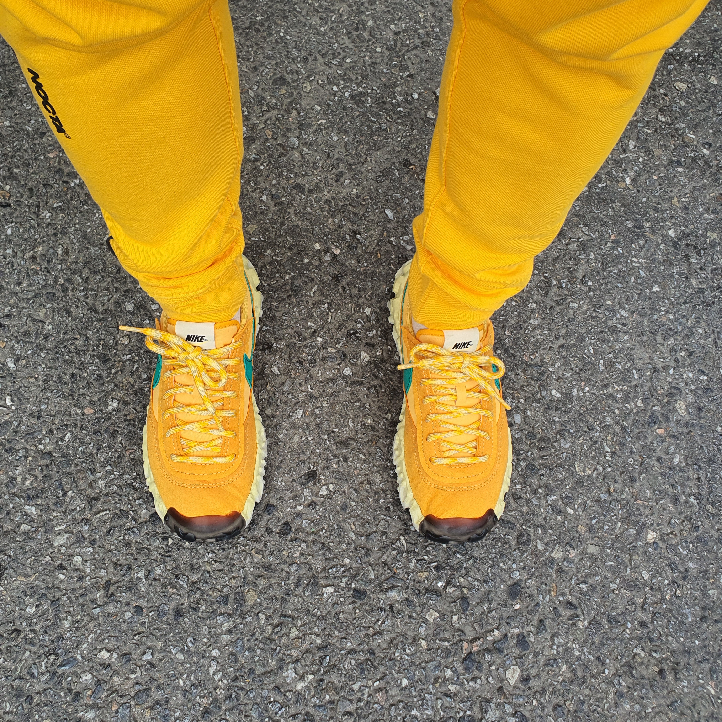 Nike Overbreak SP Khaki, Nike x Drake Nocta Fleece Pants University Gold - US/EU 착용 스타일 - 1