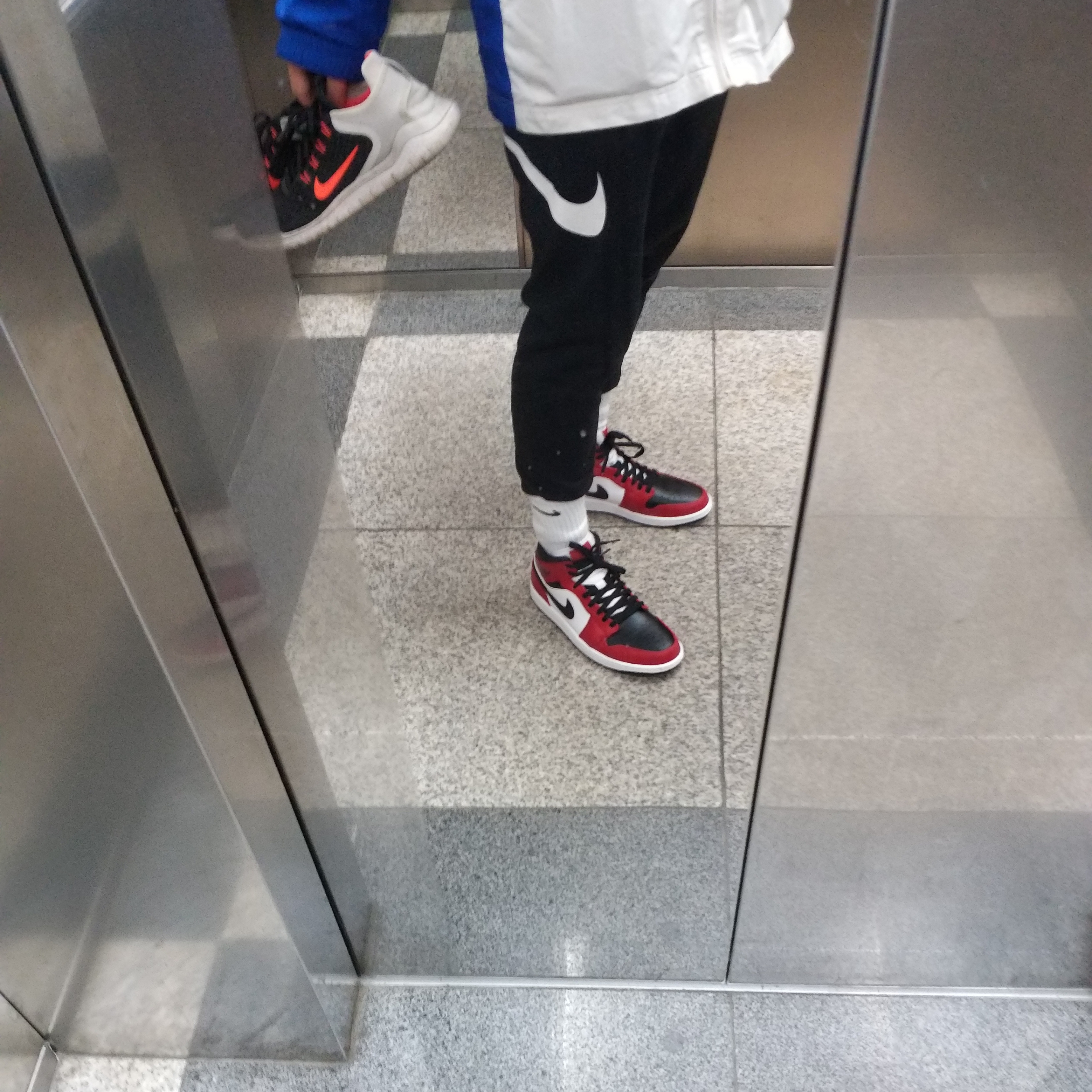 Jordan 1 Mid Chicago Black Toe 착용 스타일