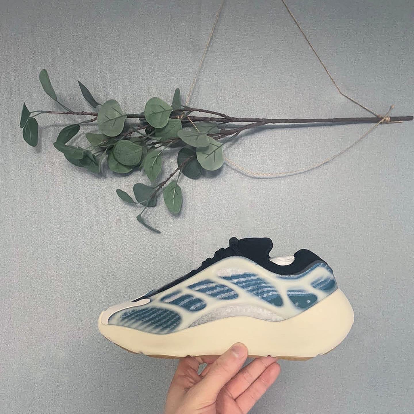 Adidas Yeezy 700 V3 Kyanite 착용 스타일 - 1