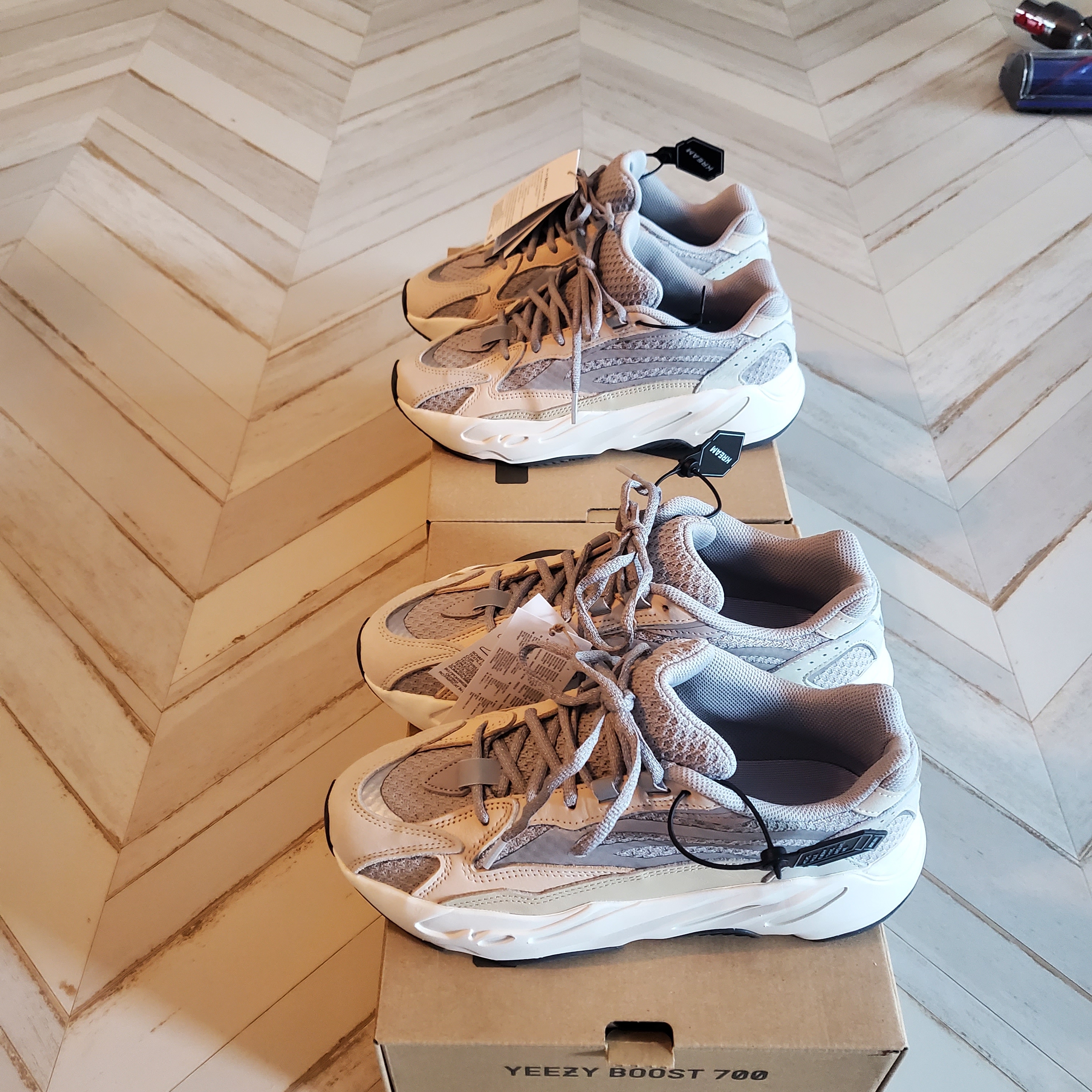Adidas Yeezy Boost 700 V2 Cream 착용 스타일 - 3