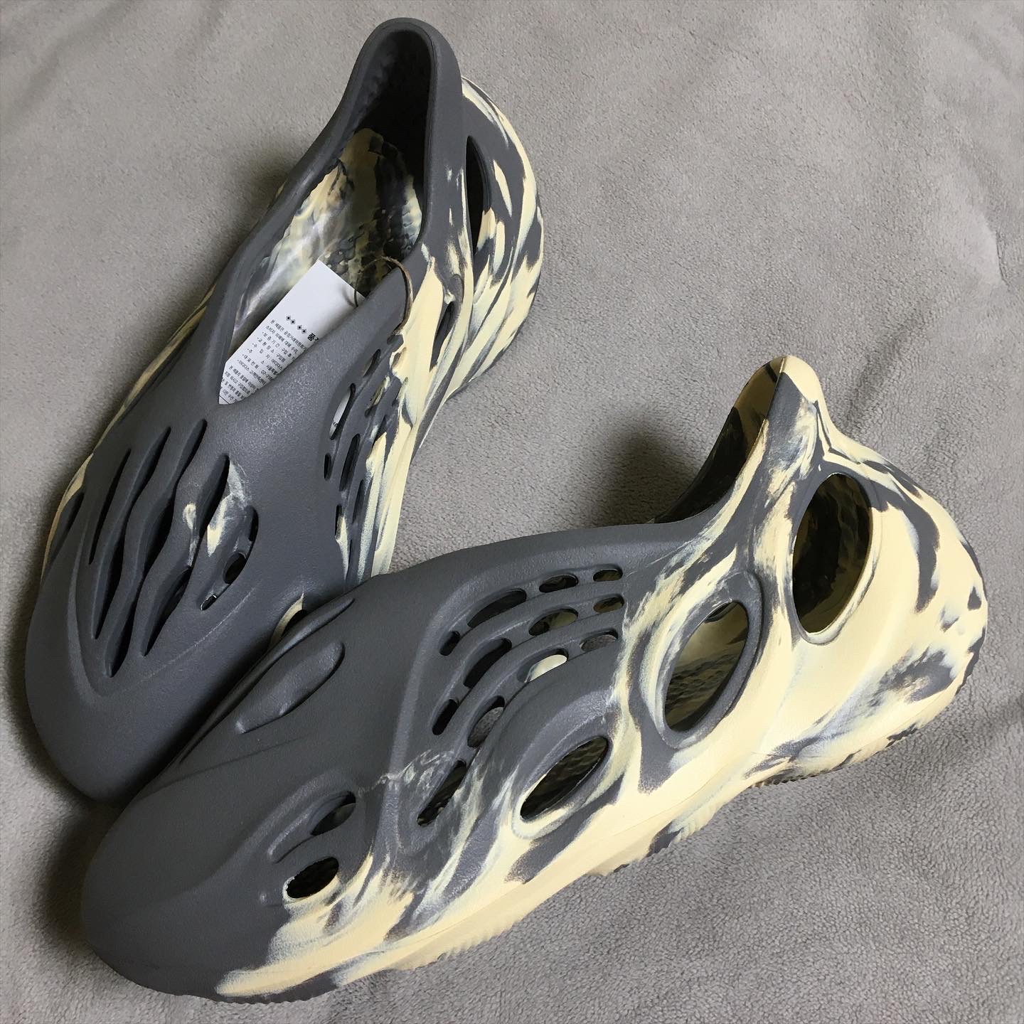 Adidas Yeezy Foam RNNR MXT Moon Gray 착용 스타일 - 3