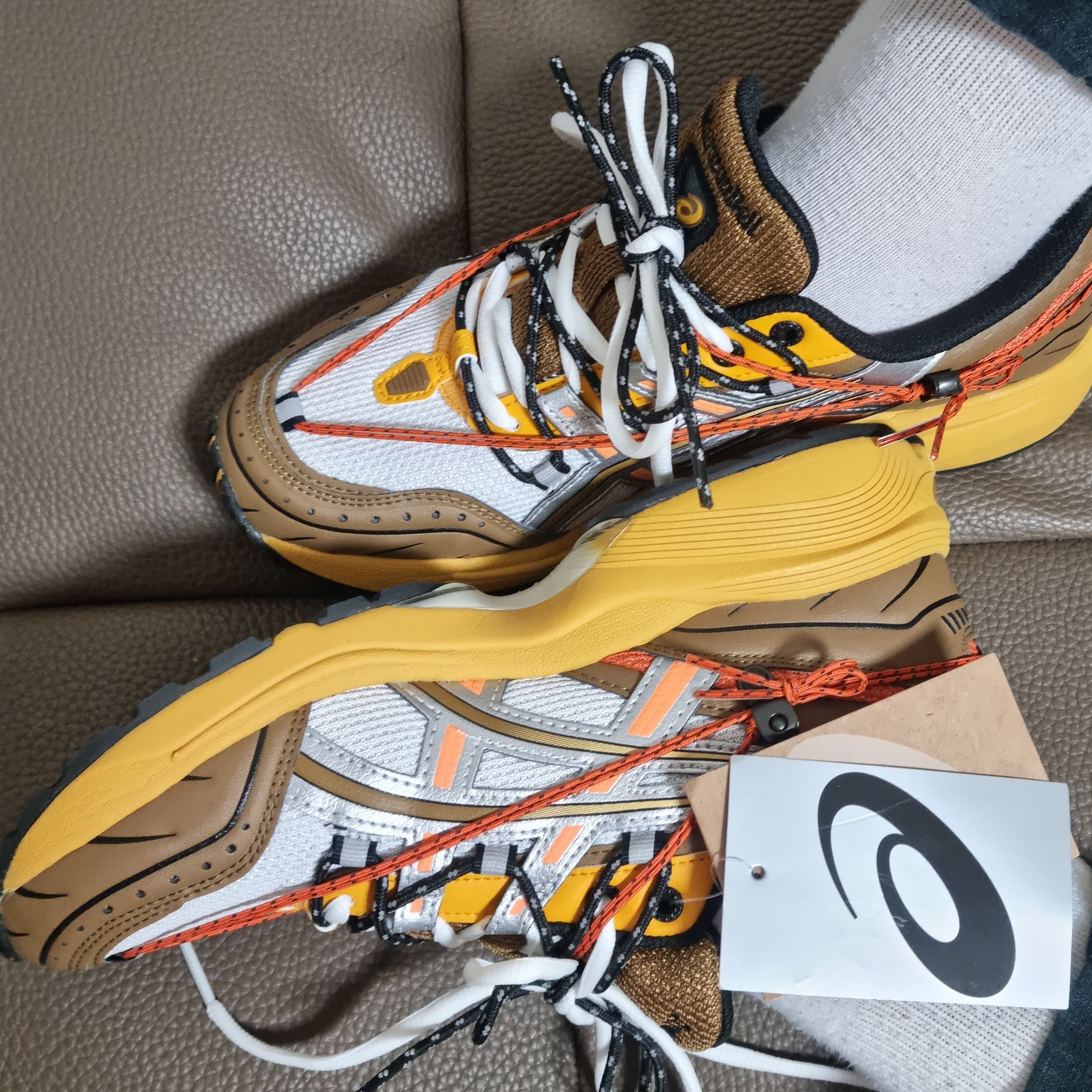 Asics x Andersson Bell Gel-1090 White Orange 착용 스타일