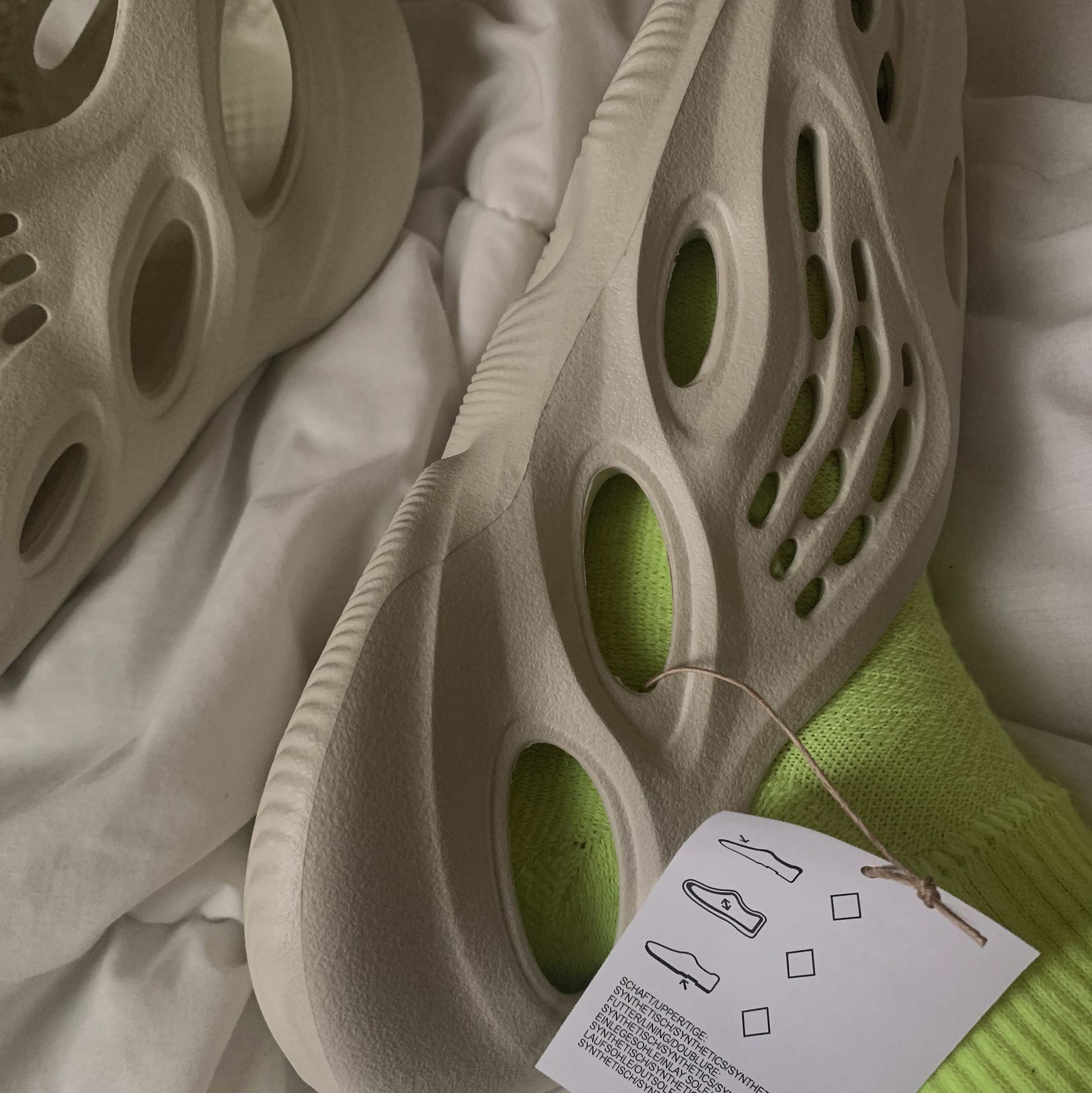 Adidas Yeezy Foam RNNR Sand 착용 스타일