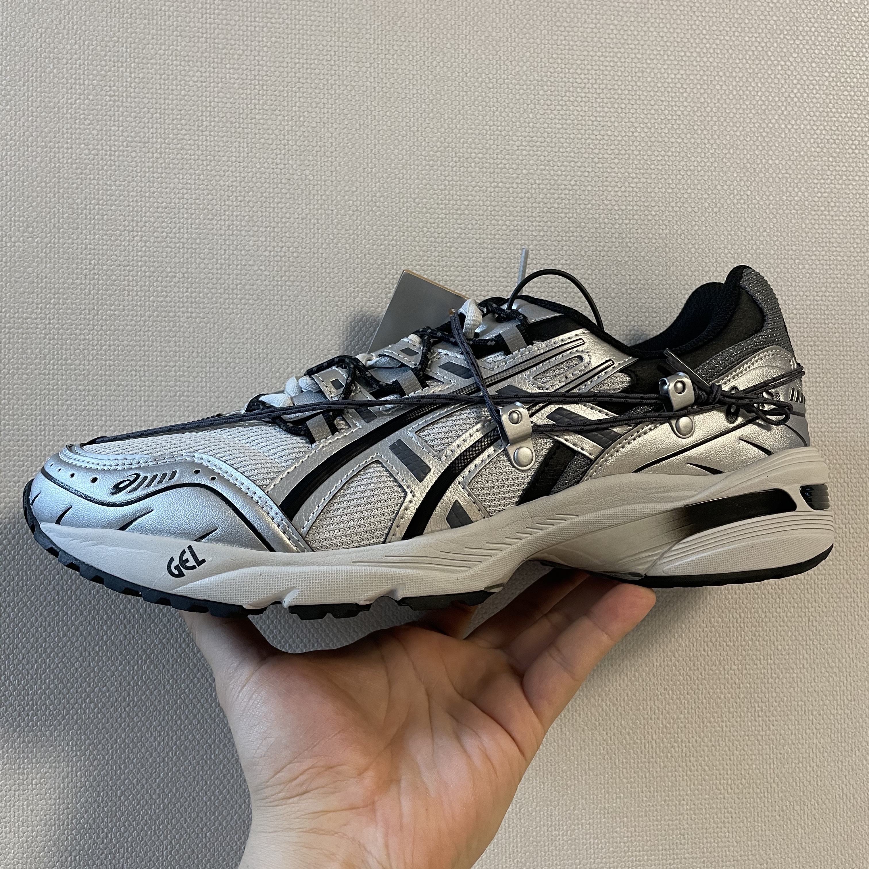 Asics x Andersson Bell Gel-1090 Glacier Grey Silver 착용 스타일 - 3