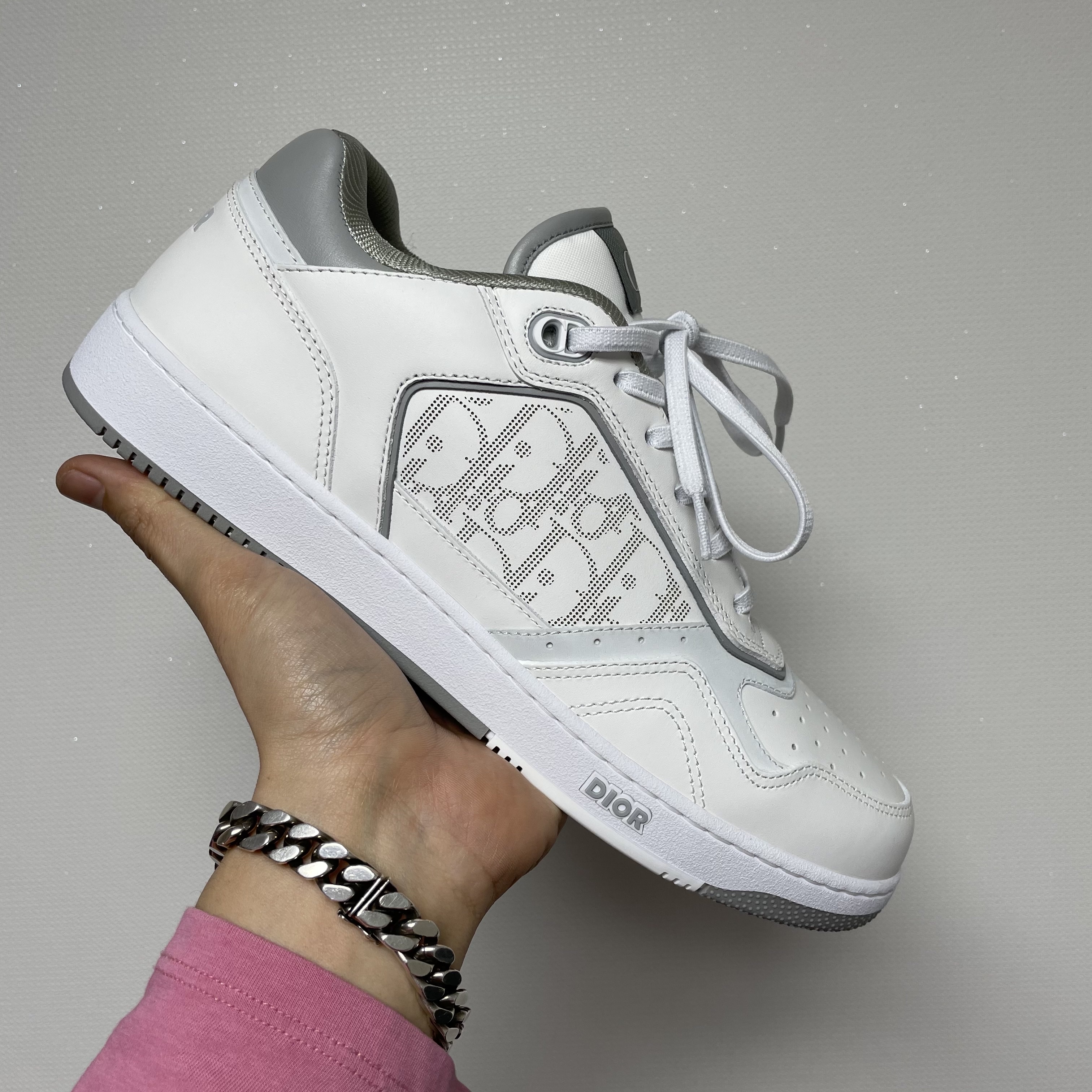 Dior B27 Low-Top Sneakers White Grey 착용 스타일 - 1