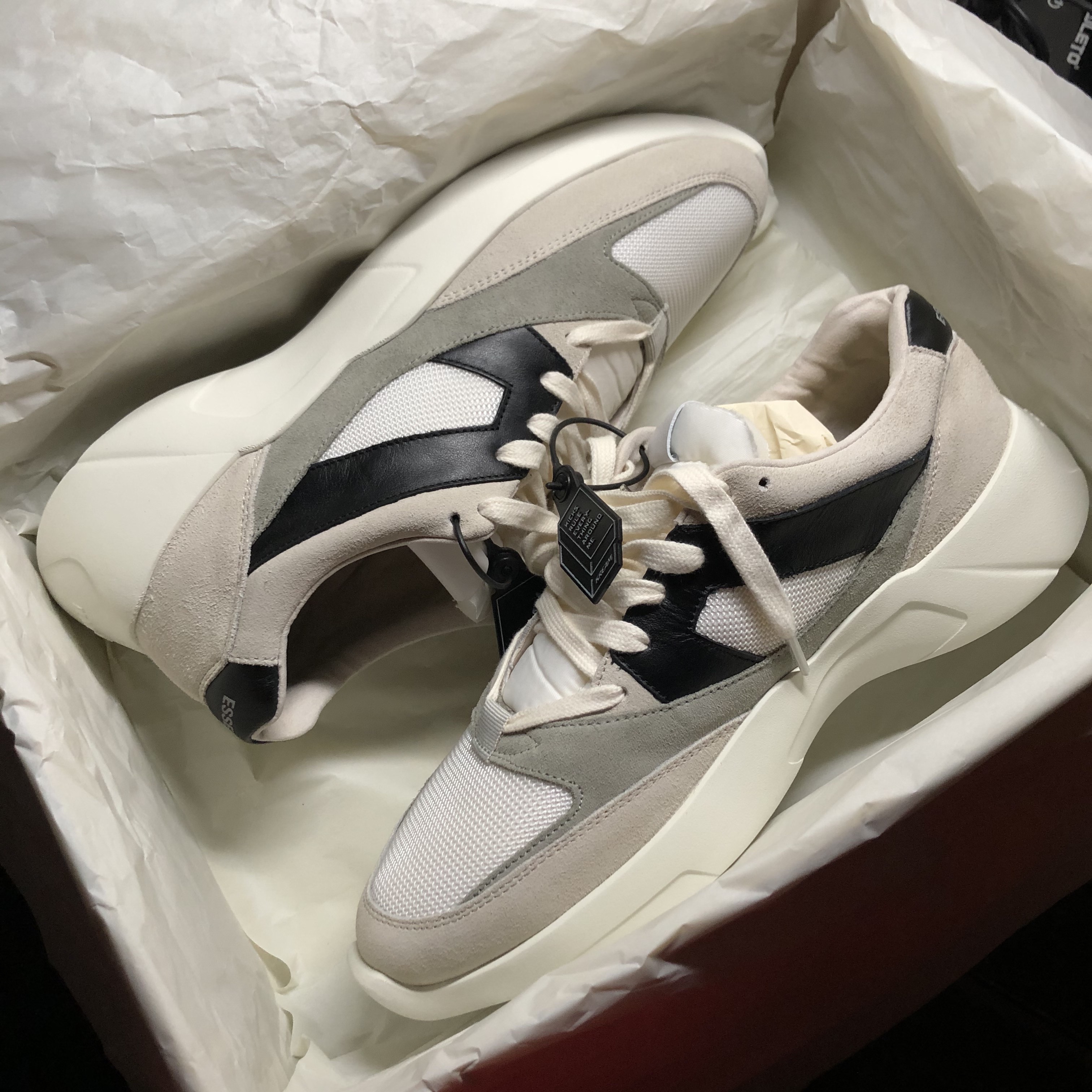 Essentials Distance Sneakers Cream Grey Black 착용 스타일
