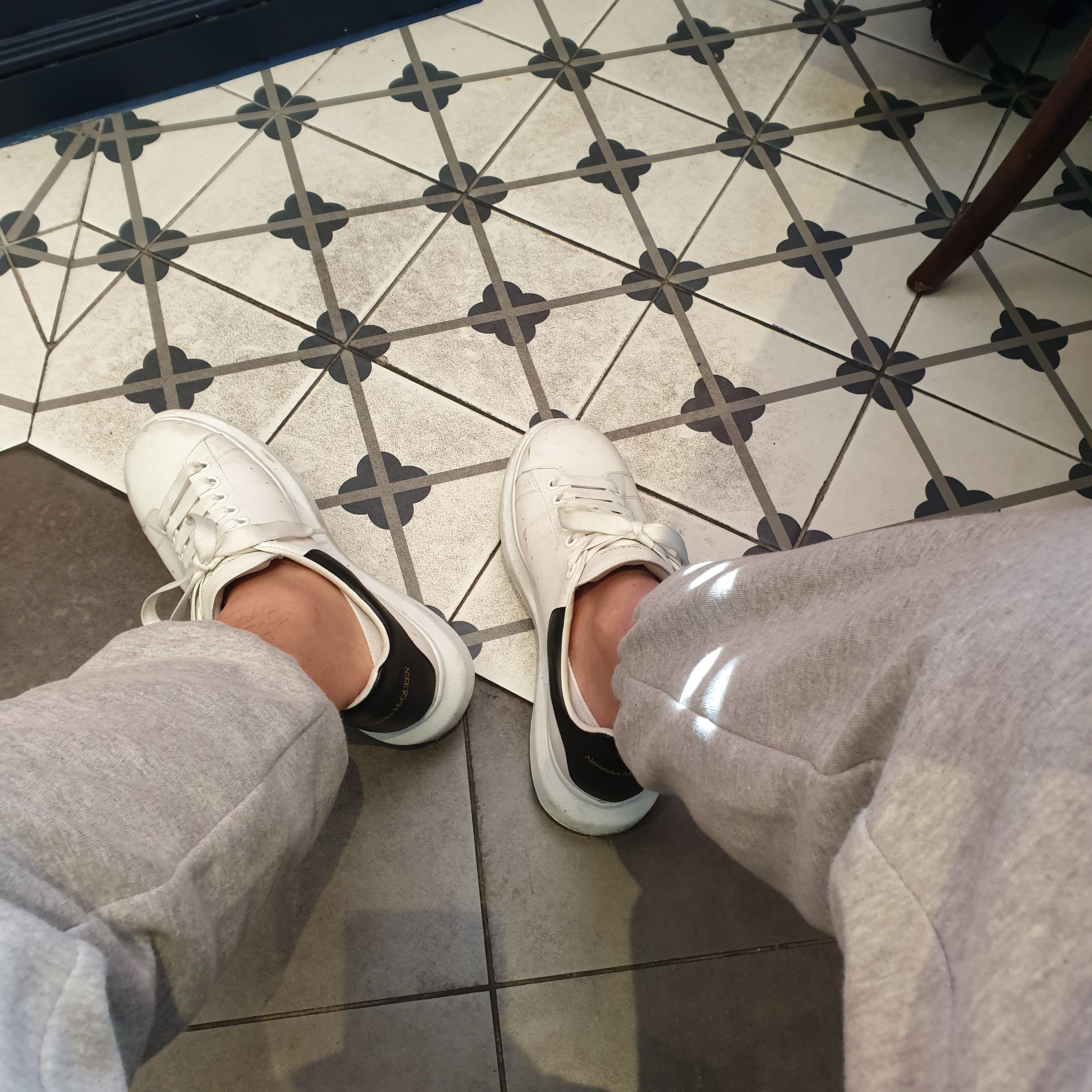 Alexander McQueen Oversized Sneakers White Black 착용 스타일