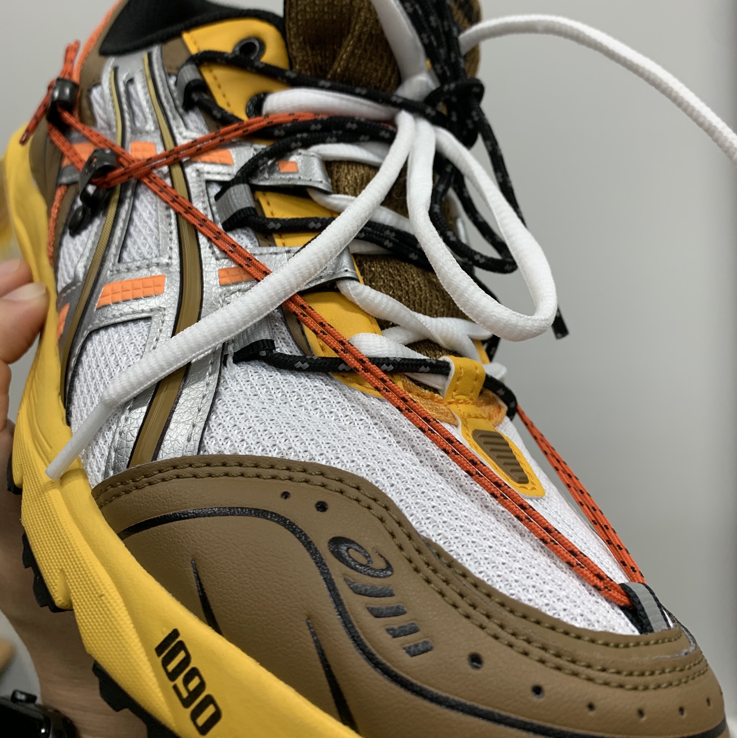 Asics x Andersson Bell Gel-1090 White Orange 착용 스타일