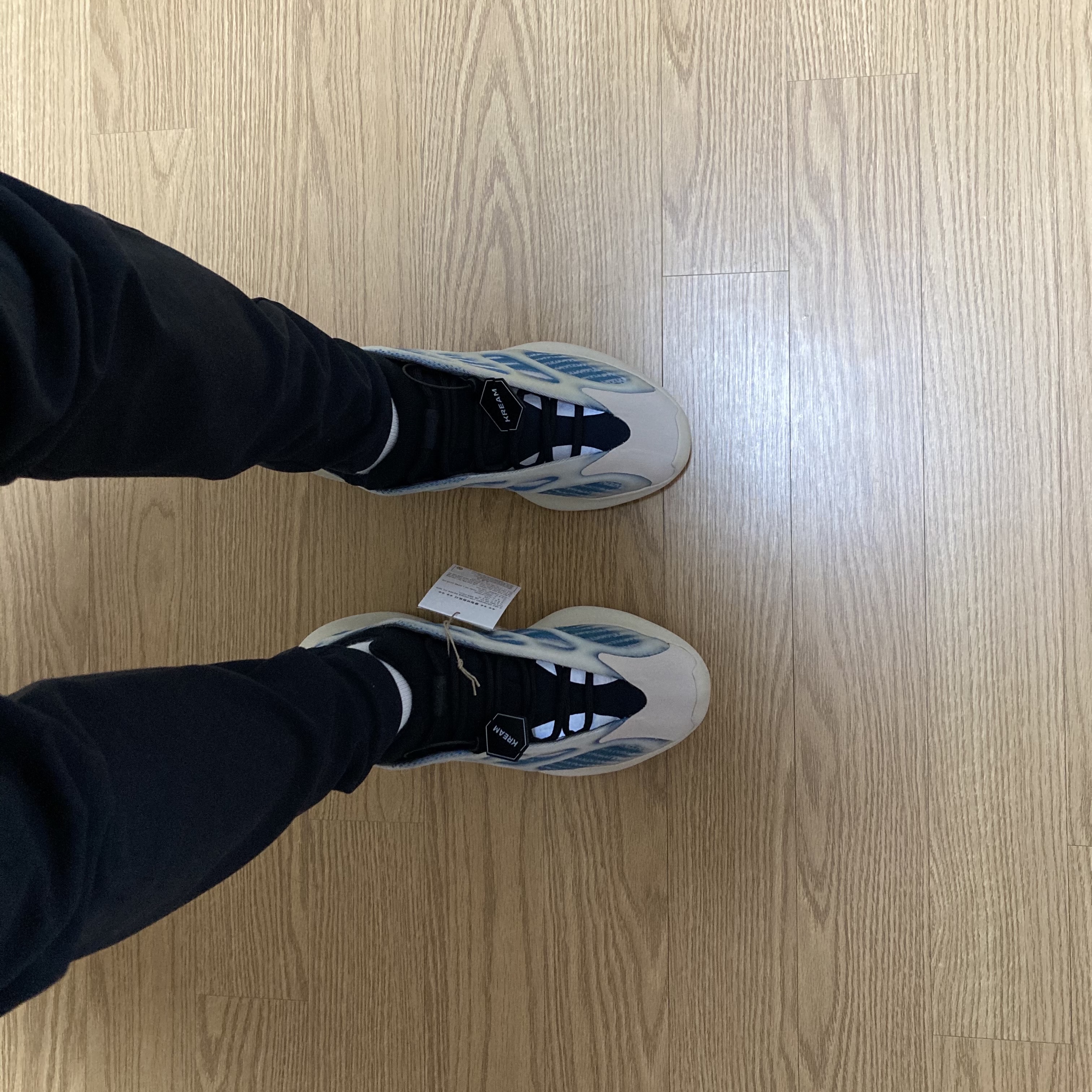 Adidas Yeezy 700 V3 Kyanite 착용 스타일