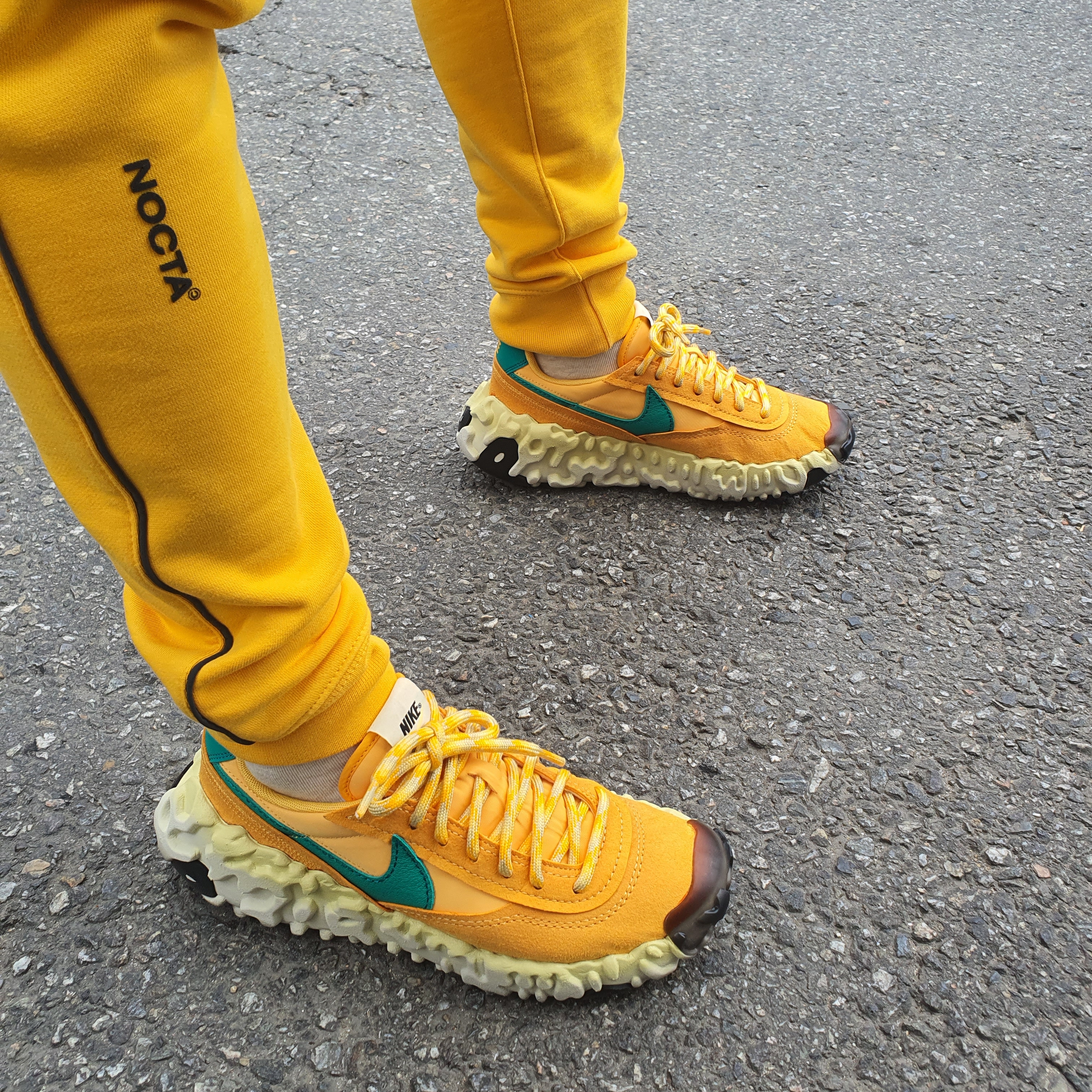 Nike Overbreak SP Khaki, Nike x Drake Nocta Fleece Pants University Gold - US/EU 착용 스타일 - 2