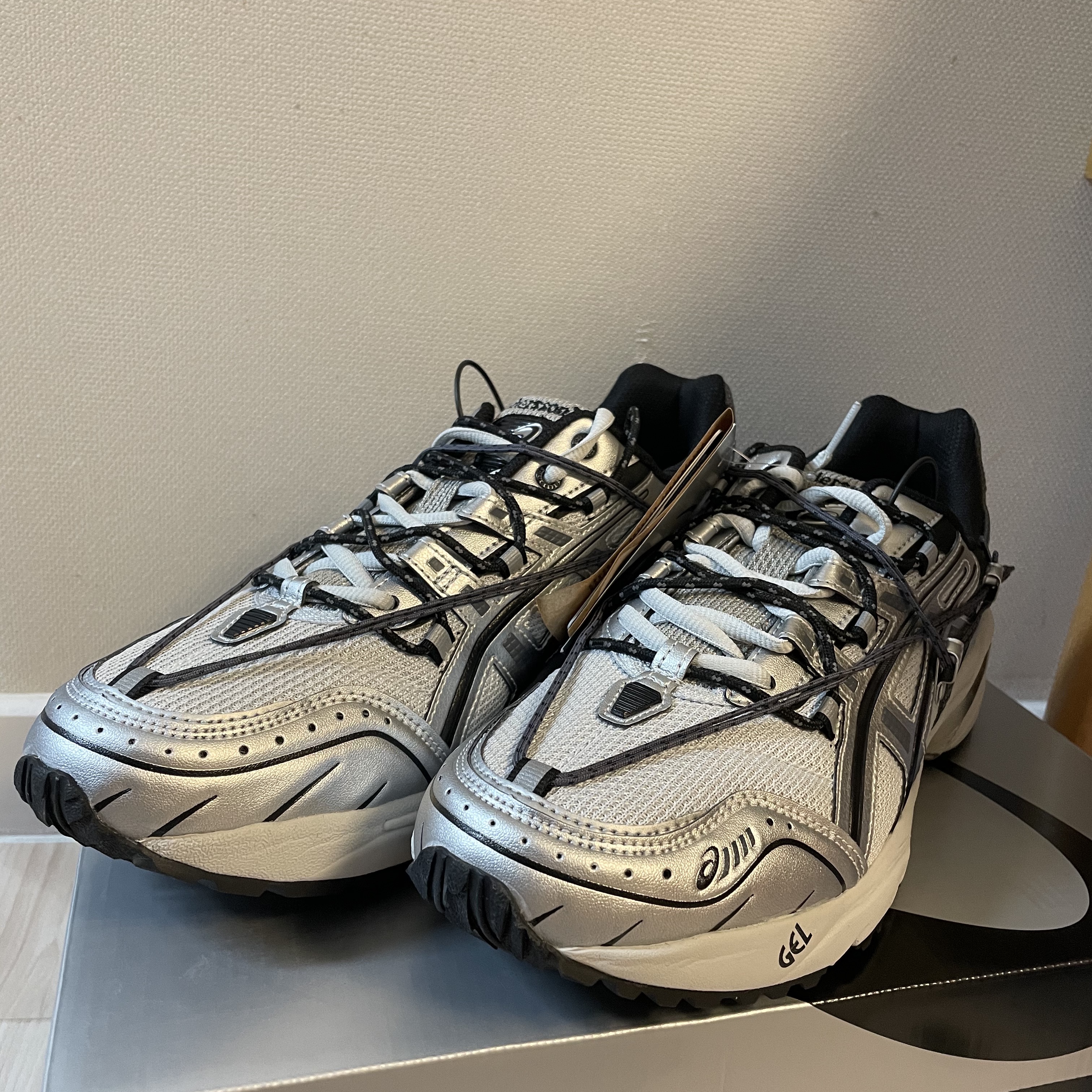 Asics x Andersson Bell Gel-1090 Glacier Grey Silver 착용 스타일 - 2