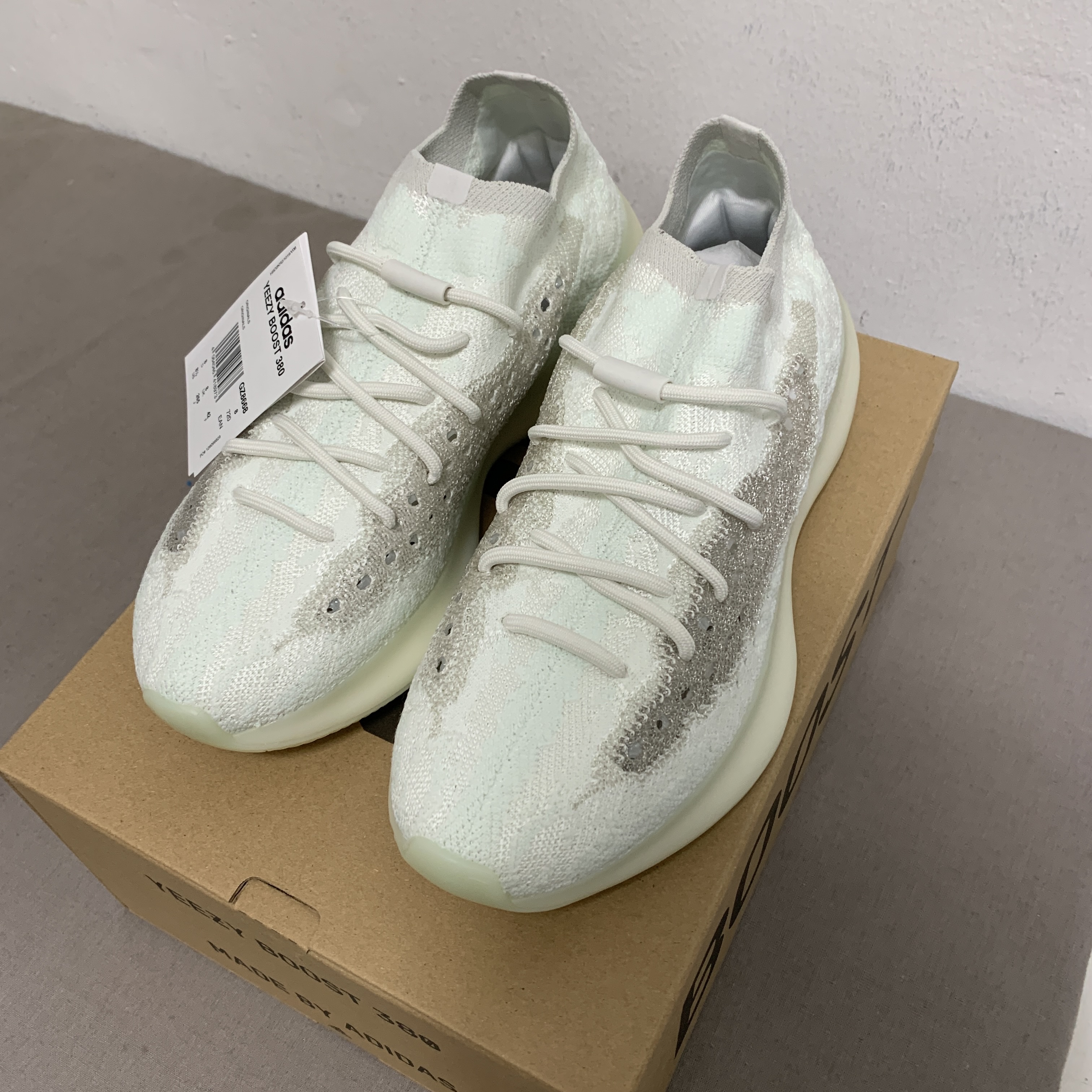 Adidas Yeezy Boost 380 Calcite Glow 착용 스타일