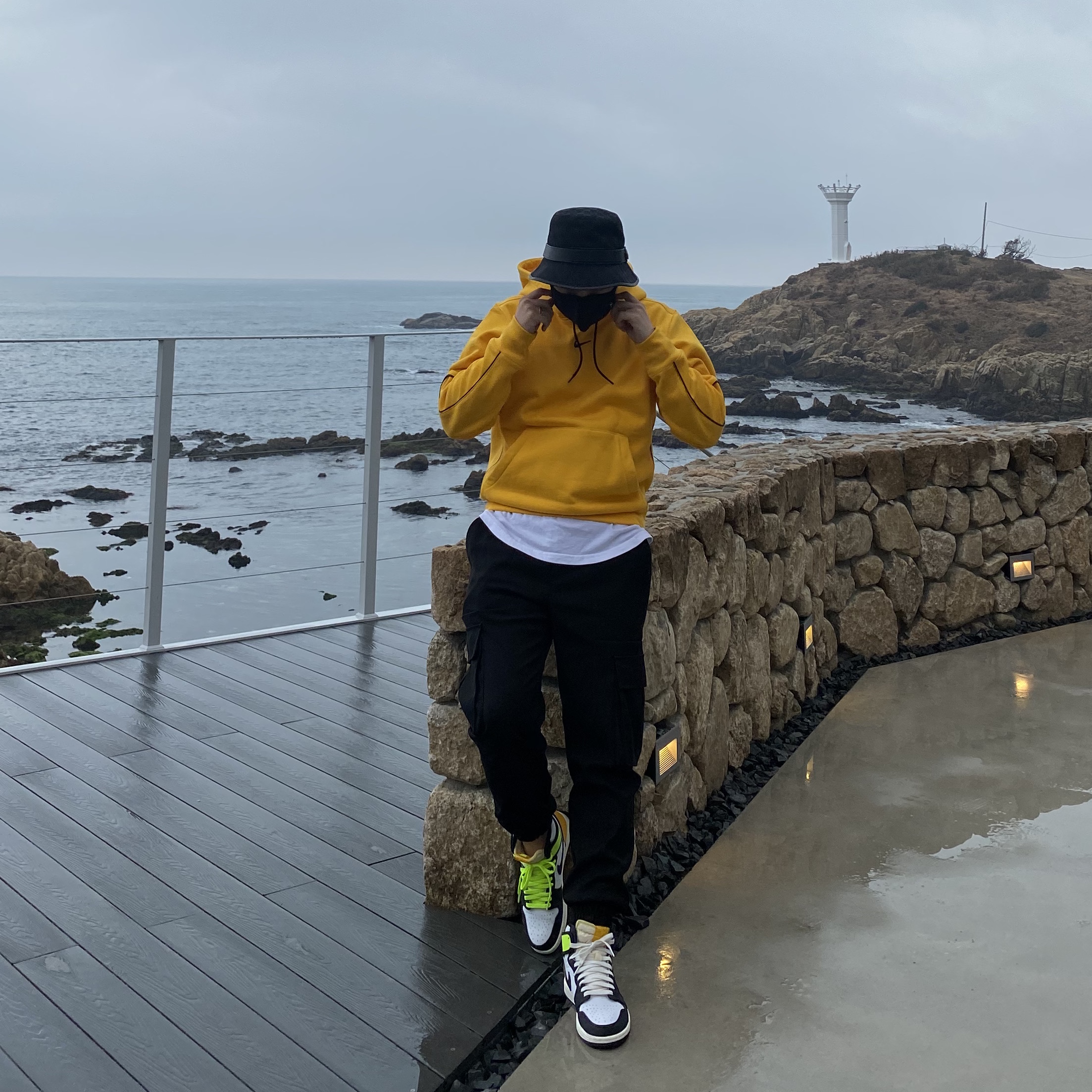 Jordan 1 Retro High OG Volt Gold, Nike x Drake Nocta Essential Hoodie University Gold - Asia 착용 스타일