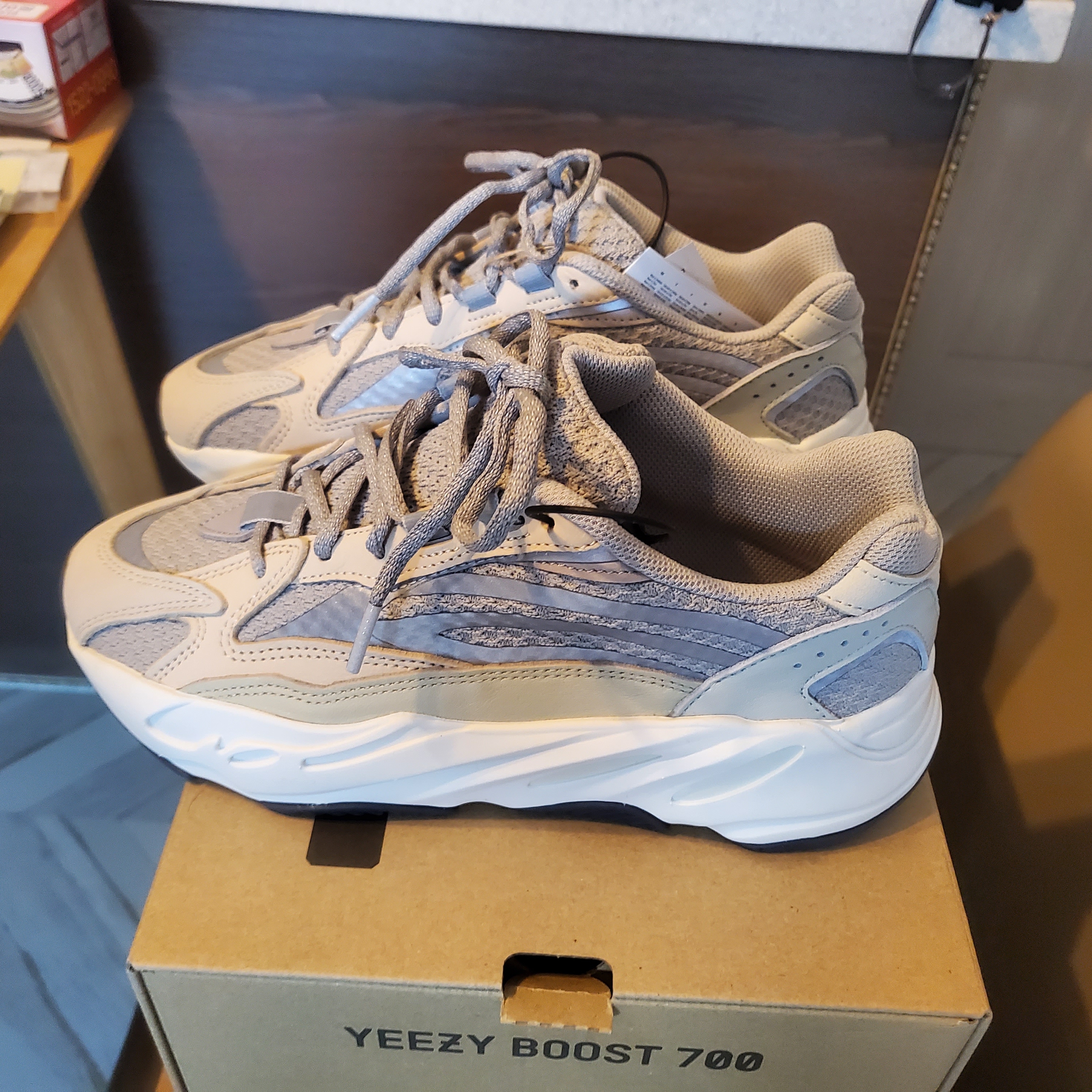 Adidas Yeezy Boost 700 V2 Cream 착용 스타일 - 4