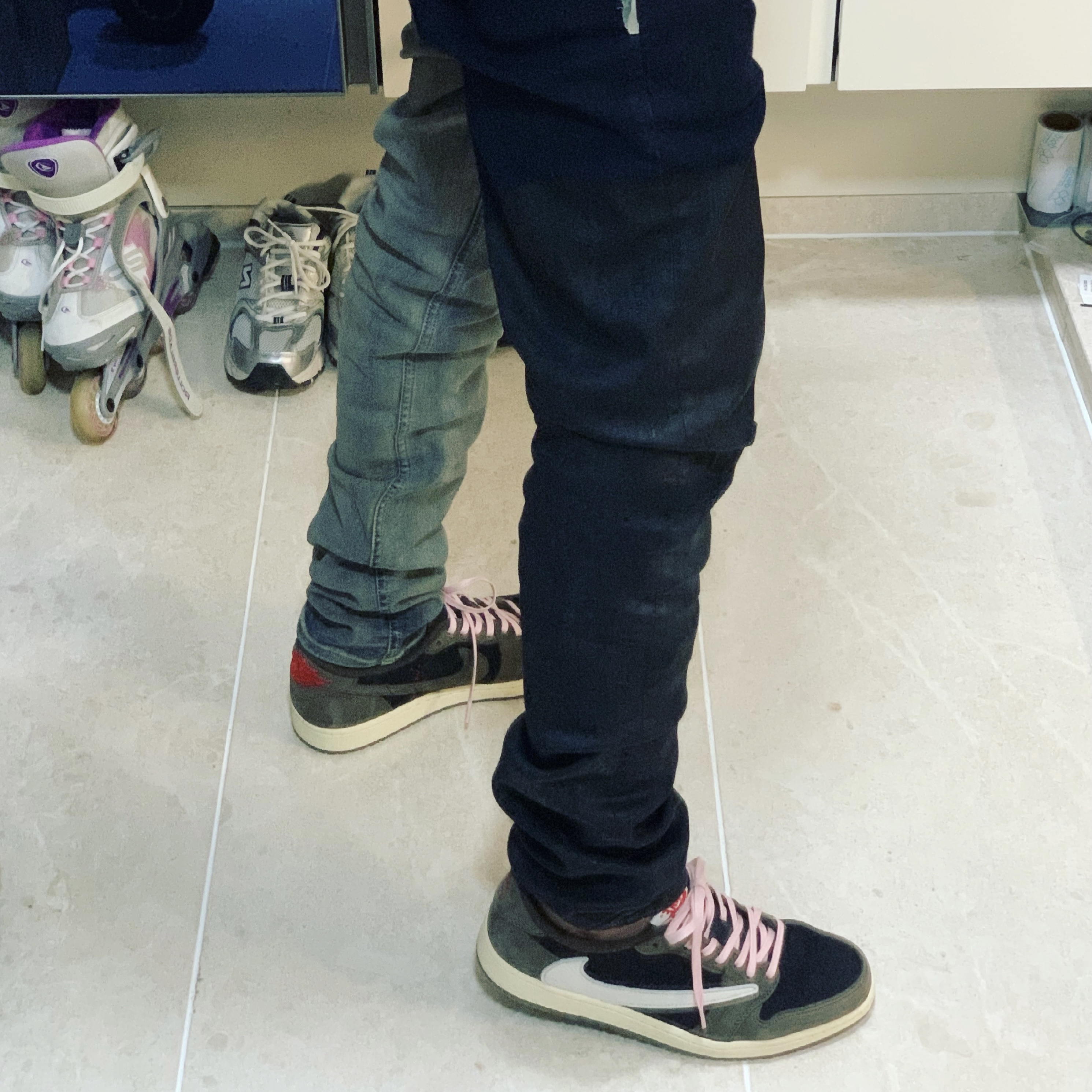 Jordan 1 x Travis Scott Retro Low OG SP Mocha, Nike NRG Solo Swoosh Crew Fleece Khaki - US/EU 착용 스타일 - 2