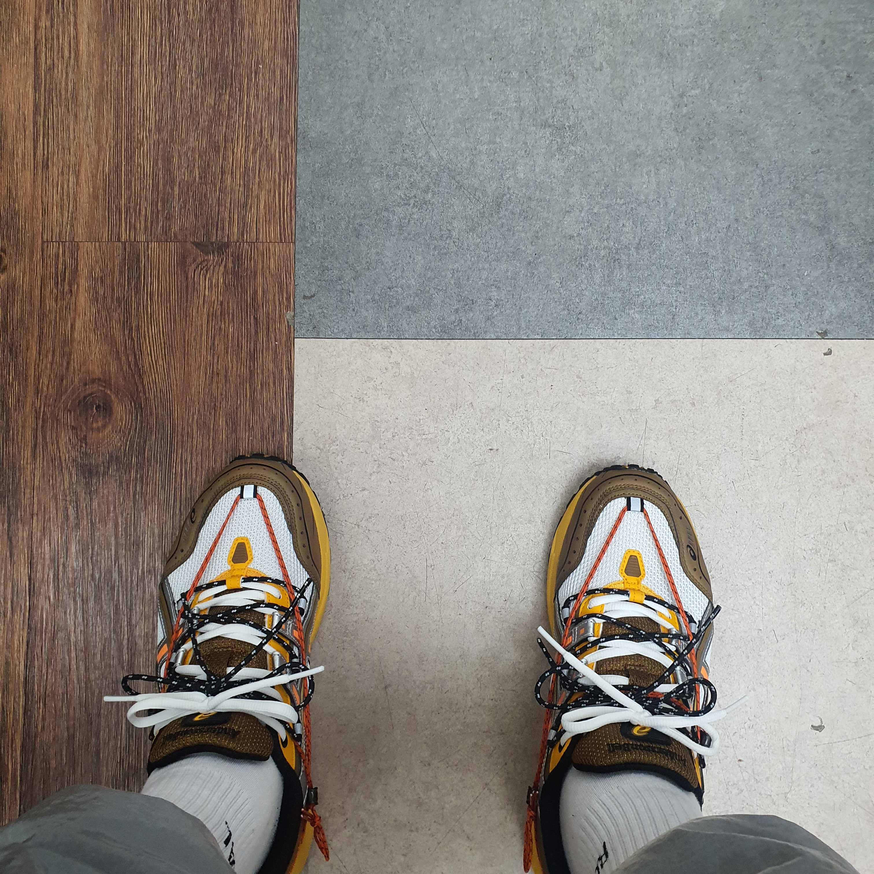 Asics x Andersson Bell Gel-1090 White Orange 착용 스타일
