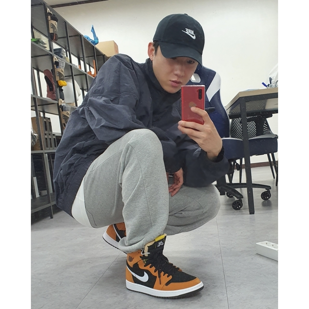 Jordan 1 Zoom Air CMFT Monarch Orange, Nike x Stussy Windrunner Jacket Off Noir 착용 스타일