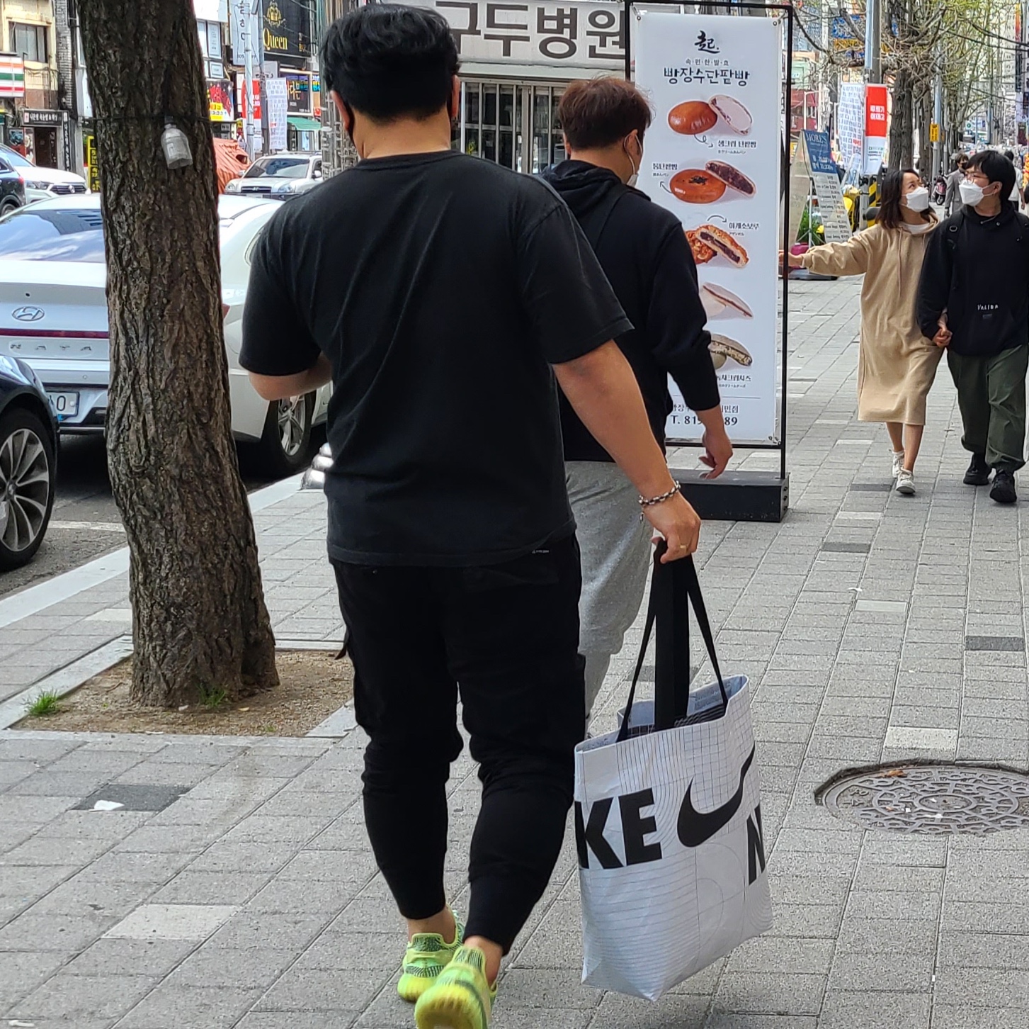 Adidas Yeezy Boost 350 V2 Yeezreel - Non-Reflective 착용 스타일