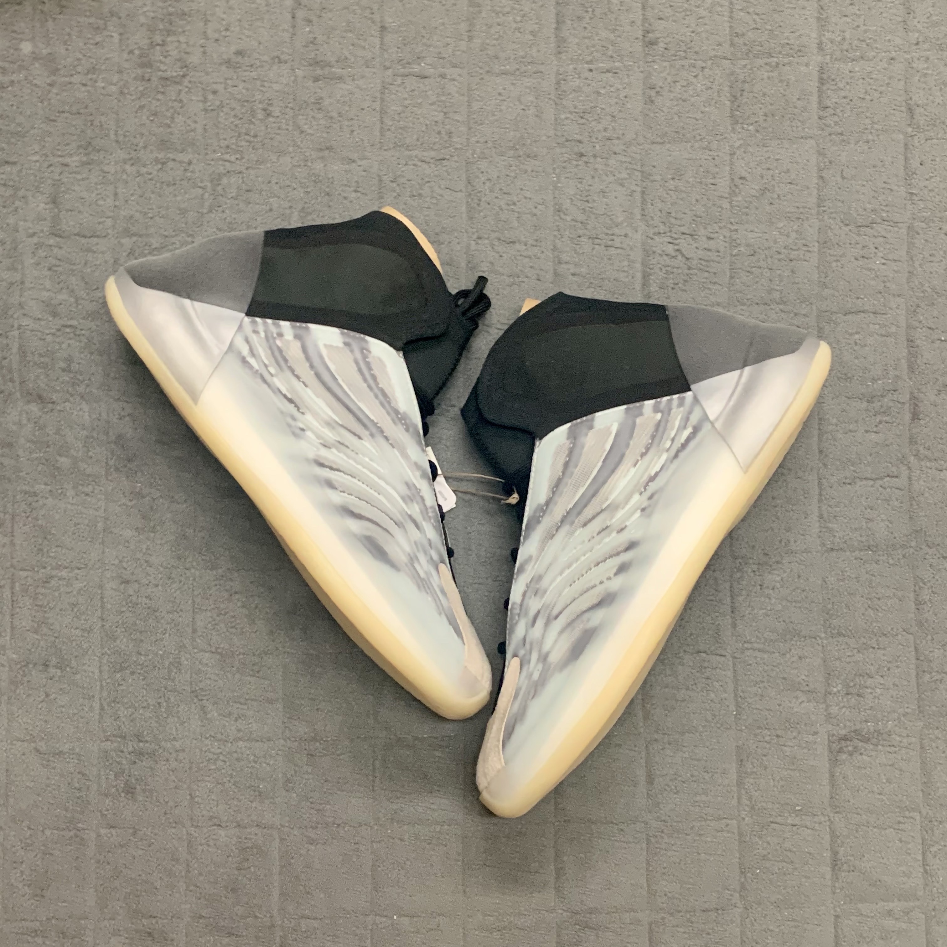 Adidas Yeezy QNTM BSKTBL 착용 스타일