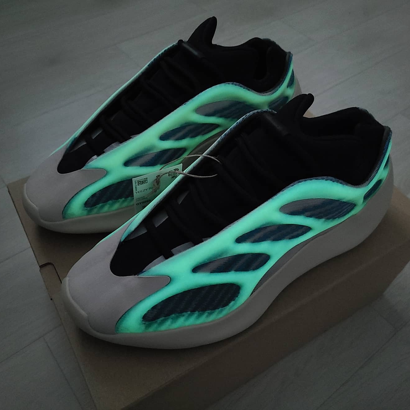 Adidas Yeezy 700 V3 Kyanite 착용 스타일 - 3